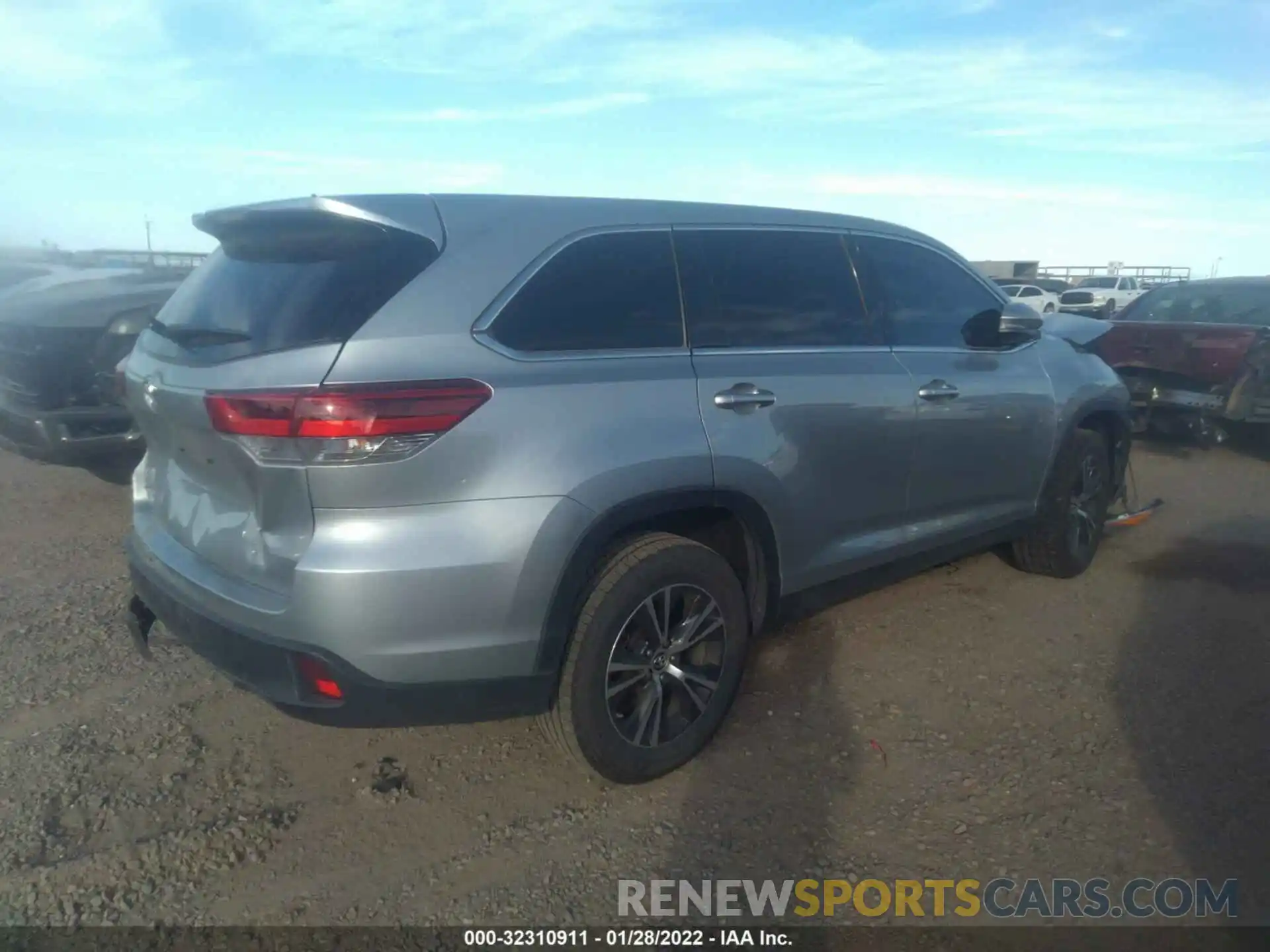 4 Photograph of a damaged car 5TDZZRFHXKS299768 TOYOTA HIGHLANDER 2019