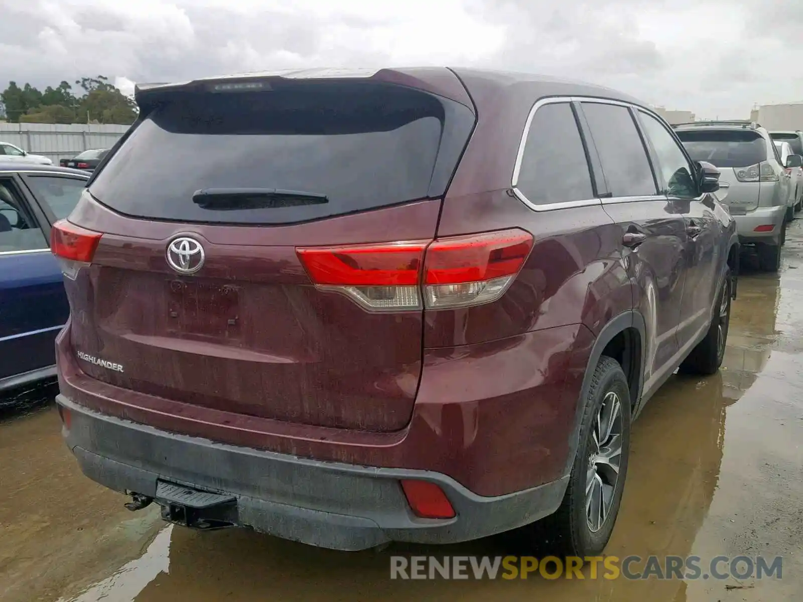 4 Photograph of a damaged car 5TDZZRFHXKS301017 TOYOTA HIGHLANDER 2019