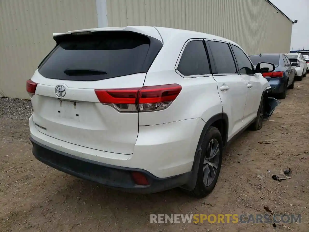 4 Photograph of a damaged car 5TDZZRFHXKS301759 TOYOTA HIGHLANDER 2019