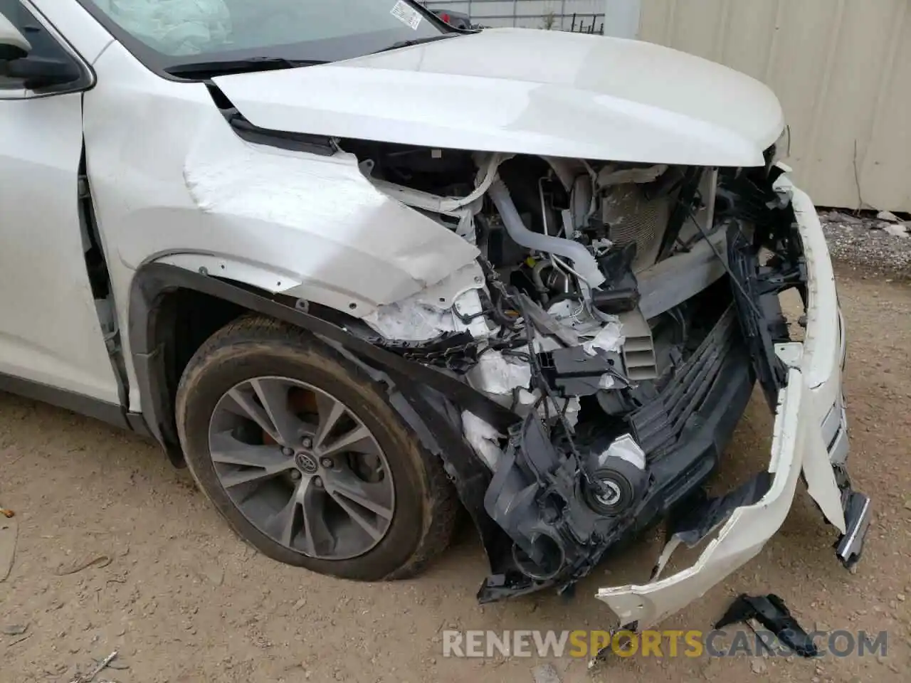 9 Photograph of a damaged car 5TDZZRFHXKS301759 TOYOTA HIGHLANDER 2019