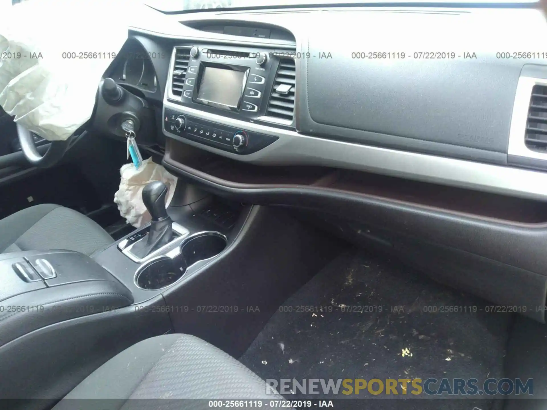 5 Photograph of a damaged car 5TDZZRFHXKS304256 TOYOTA HIGHLANDER 2019