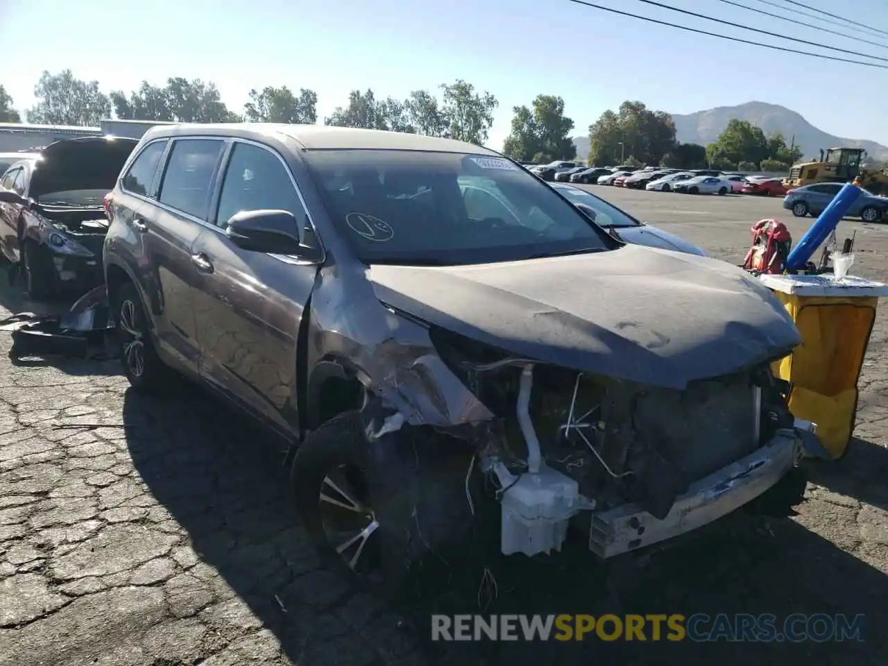 1 Photograph of a damaged car 5TDZZRFHXKS305990 TOYOTA HIGHLANDER 2019