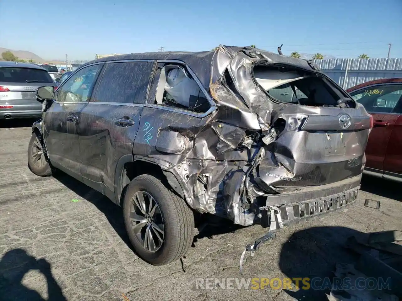 3 Photograph of a damaged car 5TDZZRFHXKS305990 TOYOTA HIGHLANDER 2019