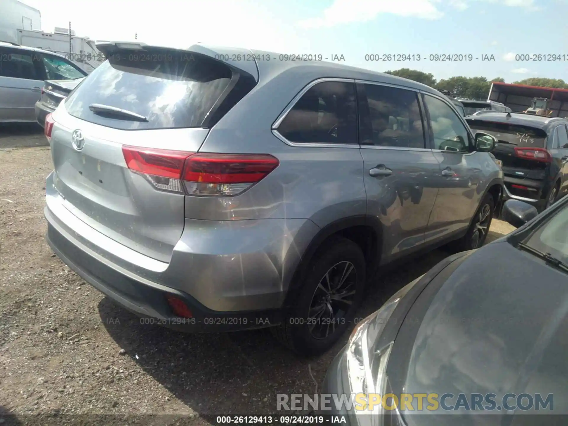 4 Photograph of a damaged car 5TDZZRFHXKS309828 TOYOTA HIGHLANDER 2019