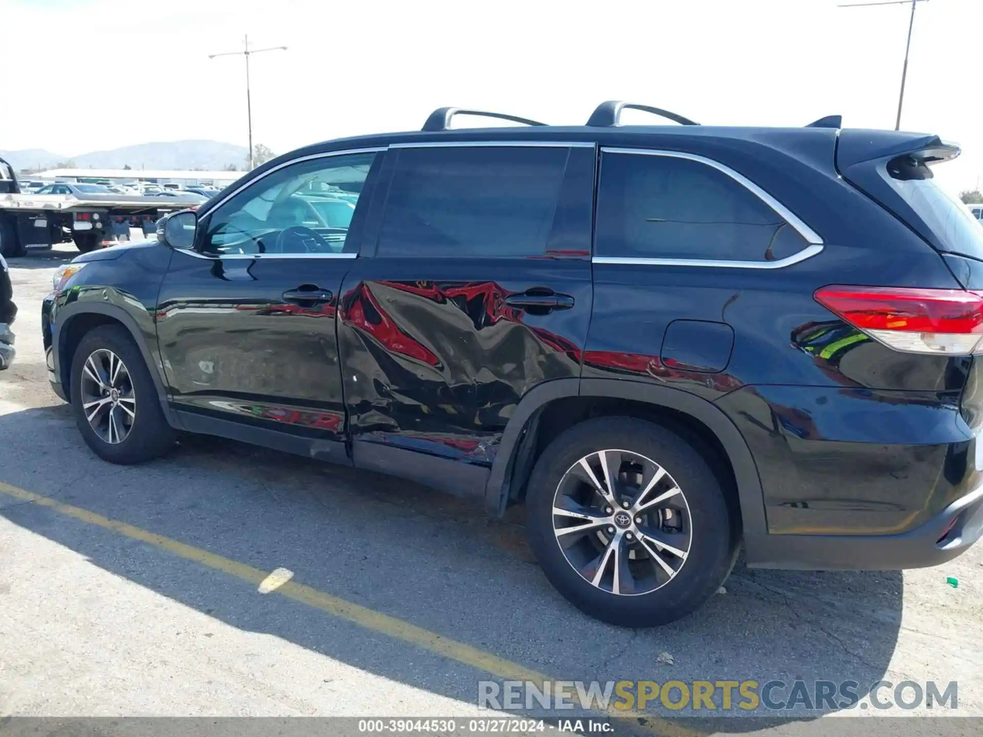 14 Photograph of a damaged car 5TDZZRFHXKS315337 TOYOTA HIGHLANDER 2019