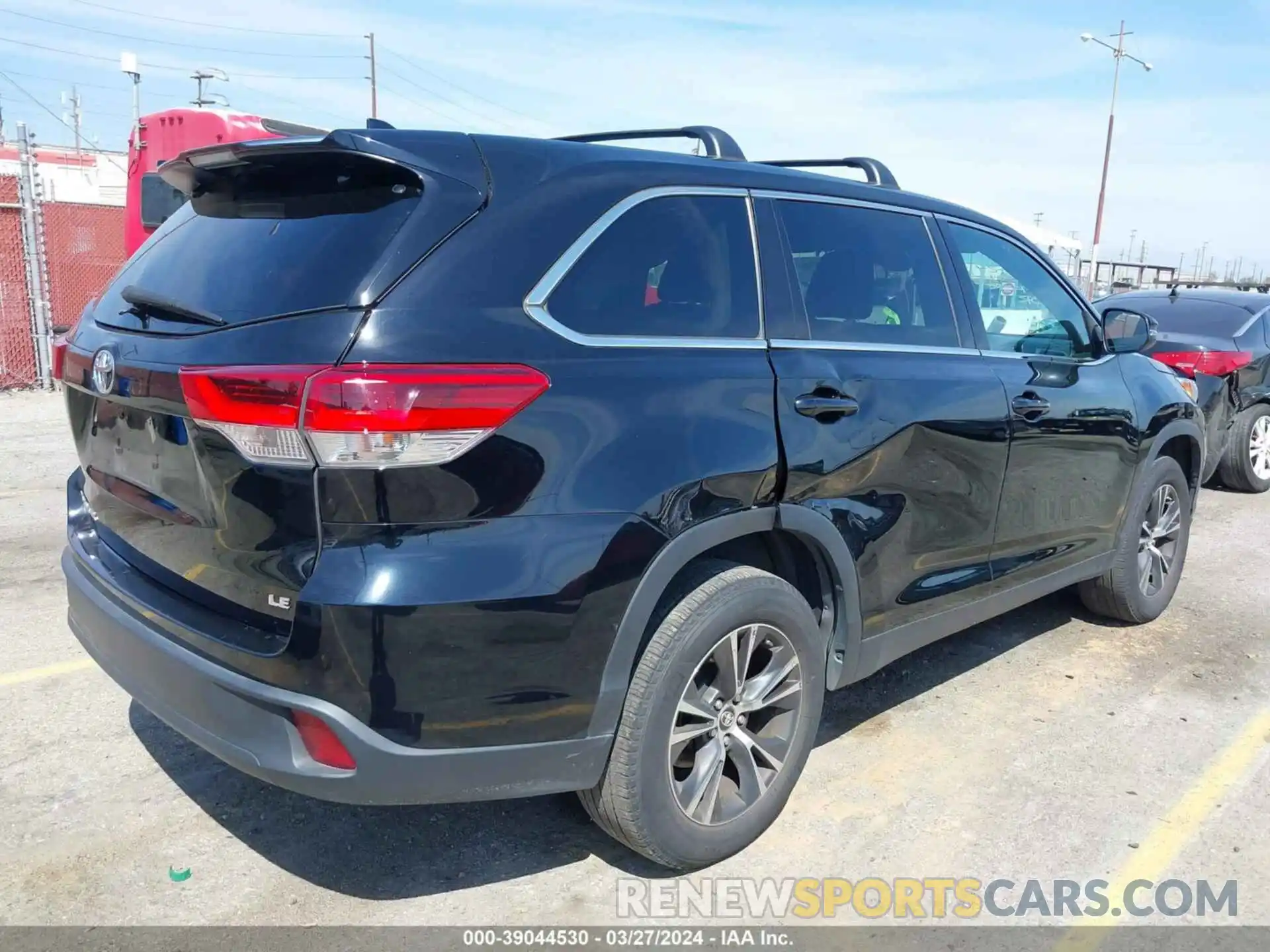 4 Photograph of a damaged car 5TDZZRFHXKS315337 TOYOTA HIGHLANDER 2019