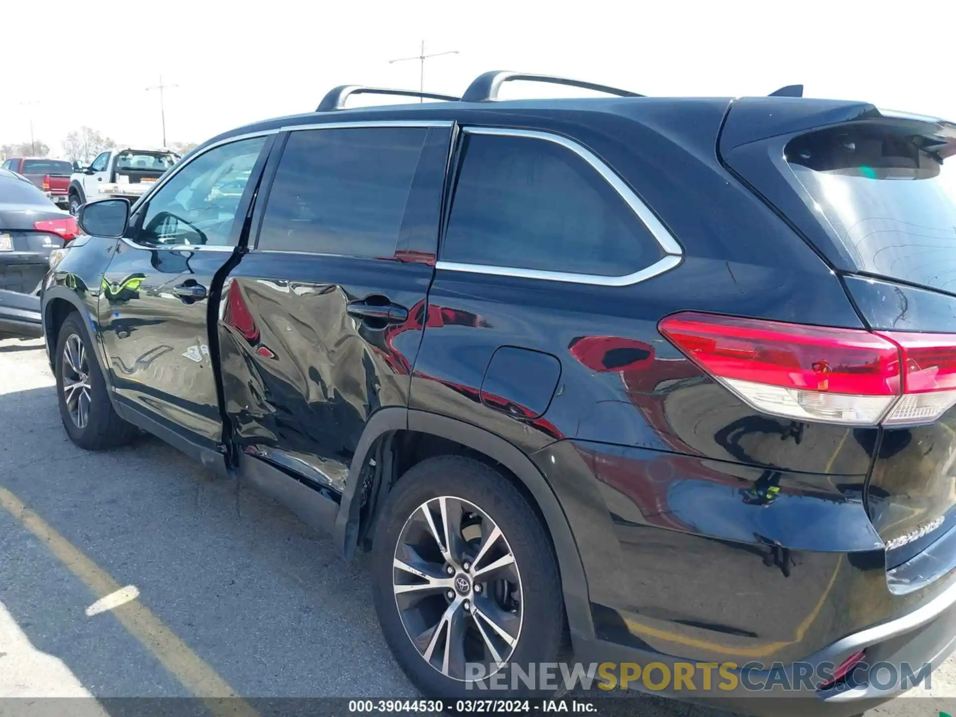 6 Photograph of a damaged car 5TDZZRFHXKS315337 TOYOTA HIGHLANDER 2019