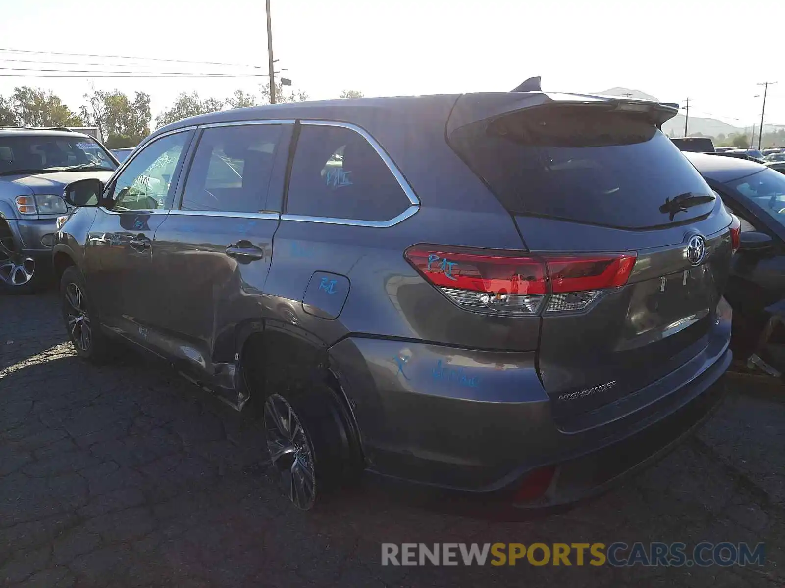 3 Photograph of a damaged car 5TDZZRFHXKS316472 TOYOTA HIGHLANDER 2019