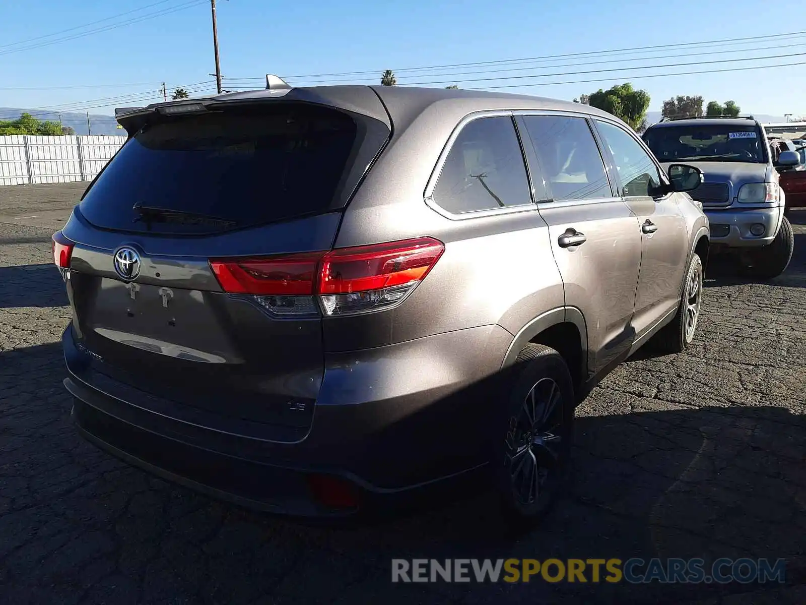 4 Photograph of a damaged car 5TDZZRFHXKS316472 TOYOTA HIGHLANDER 2019