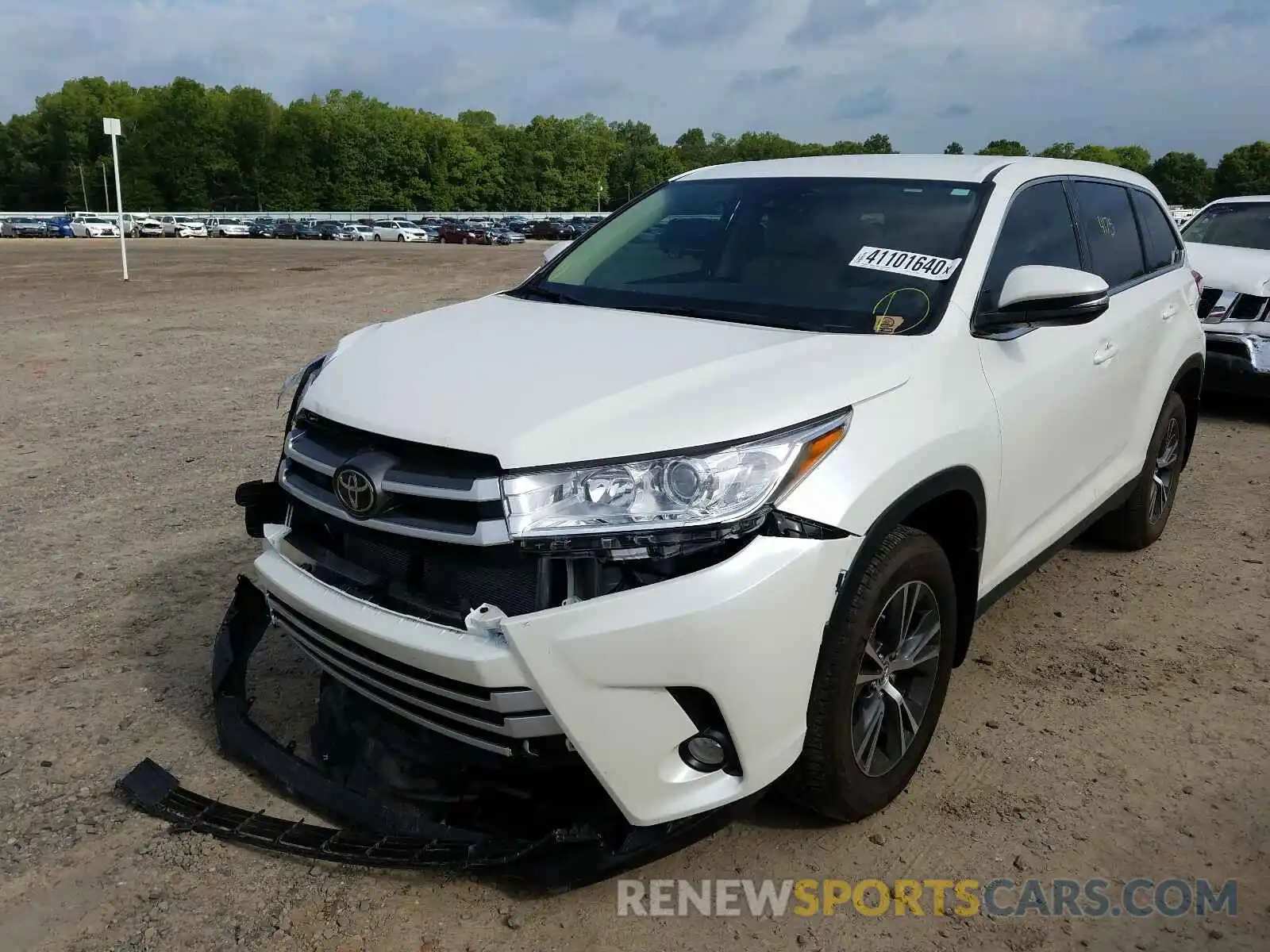 2 Photograph of a damaged car 5TDZZRFHXKS322403 TOYOTA HIGHLANDER 2019