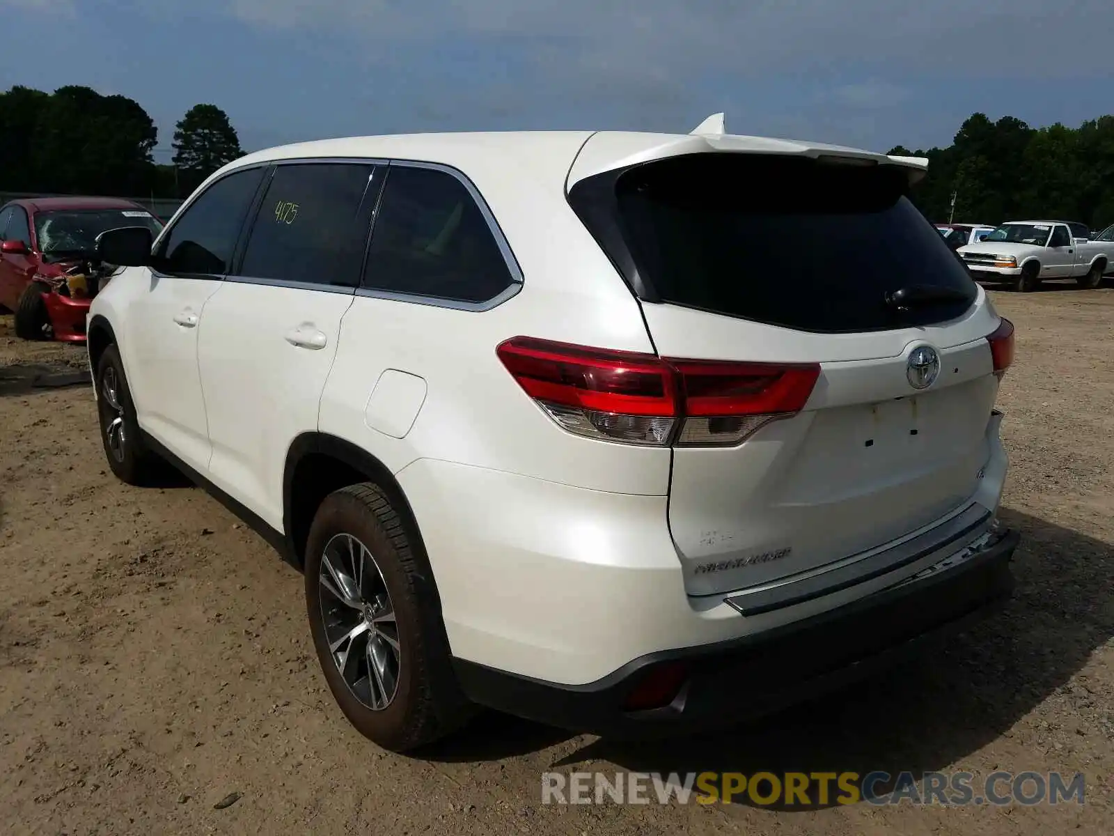 3 Photograph of a damaged car 5TDZZRFHXKS322403 TOYOTA HIGHLANDER 2019