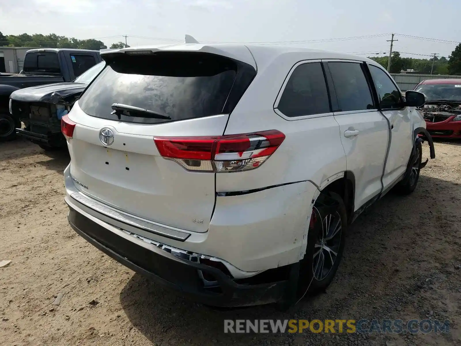 4 Photograph of a damaged car 5TDZZRFHXKS322403 TOYOTA HIGHLANDER 2019