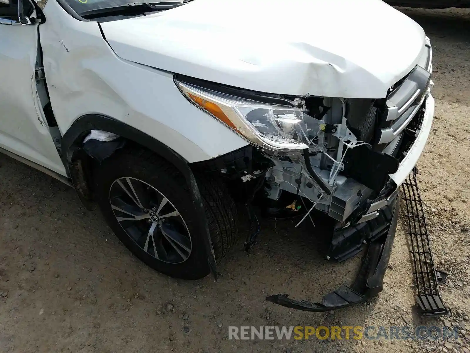 9 Photograph of a damaged car 5TDZZRFHXKS322403 TOYOTA HIGHLANDER 2019