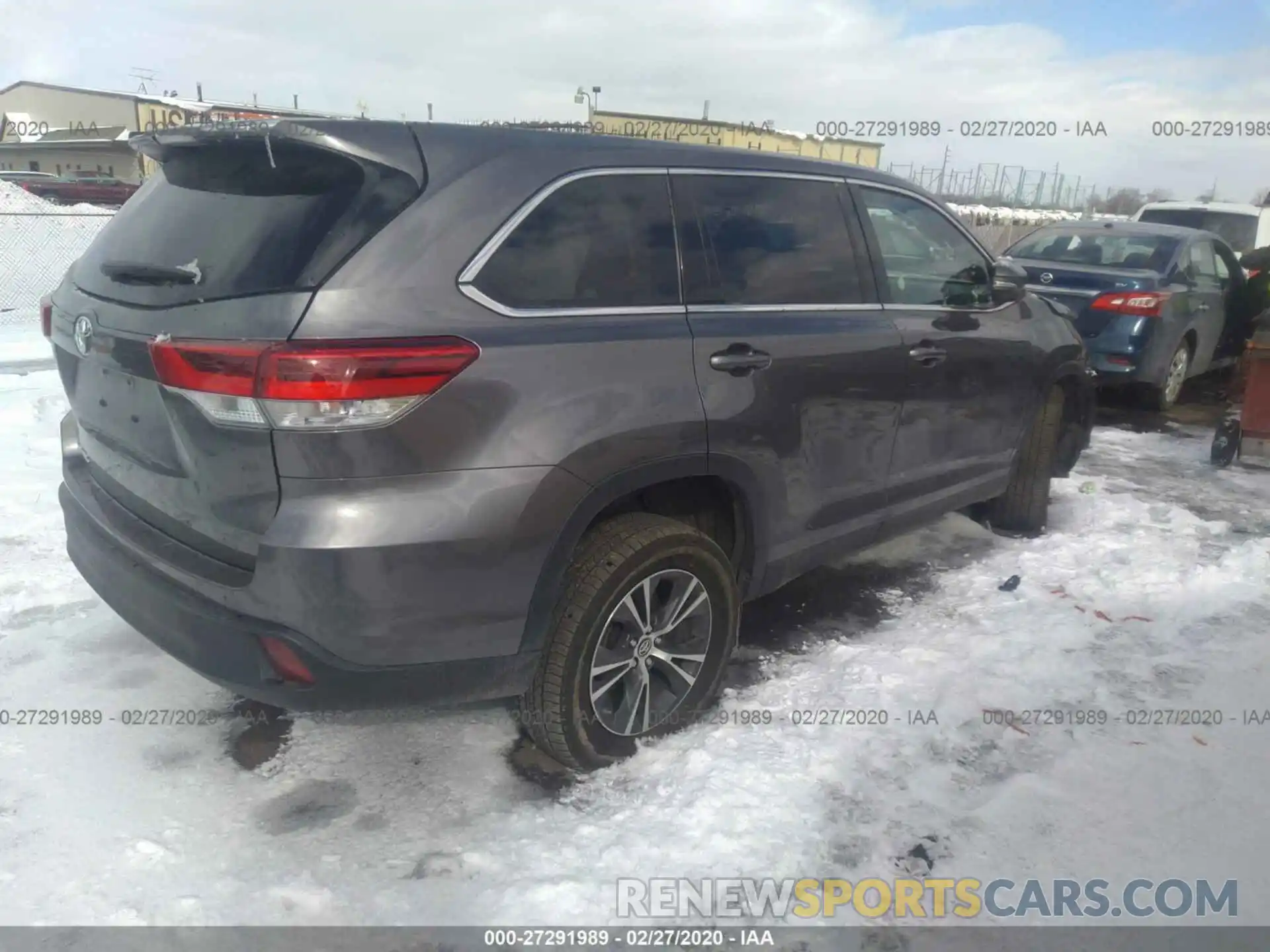 4 Photograph of a damaged car 5TDZZRFHXKS324264 TOYOTA HIGHLANDER 2019