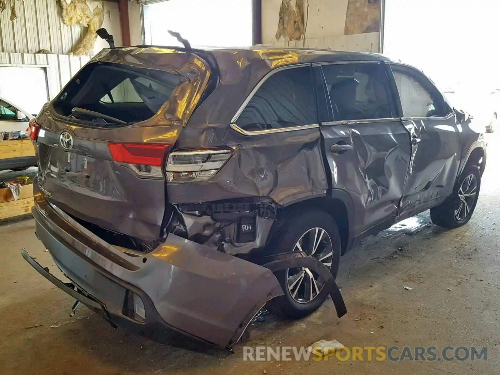 4 Photograph of a damaged car 5TDZZRFHXKS324796 TOYOTA HIGHLANDER 2019