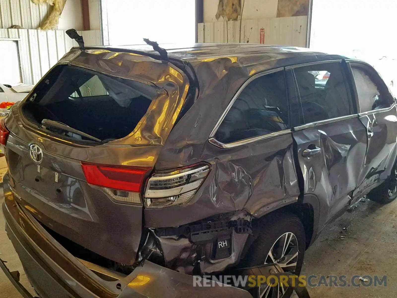 9 Photograph of a damaged car 5TDZZRFHXKS324796 TOYOTA HIGHLANDER 2019