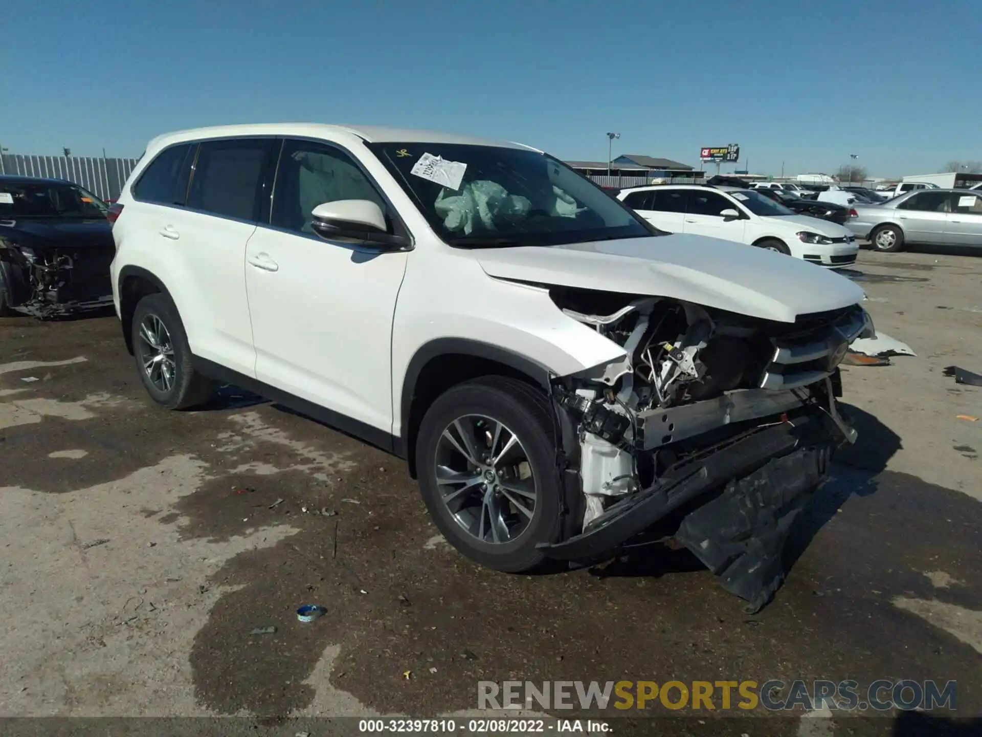 1 Photograph of a damaged car 5TDZZRFHXKS329500 TOYOTA HIGHLANDER 2019