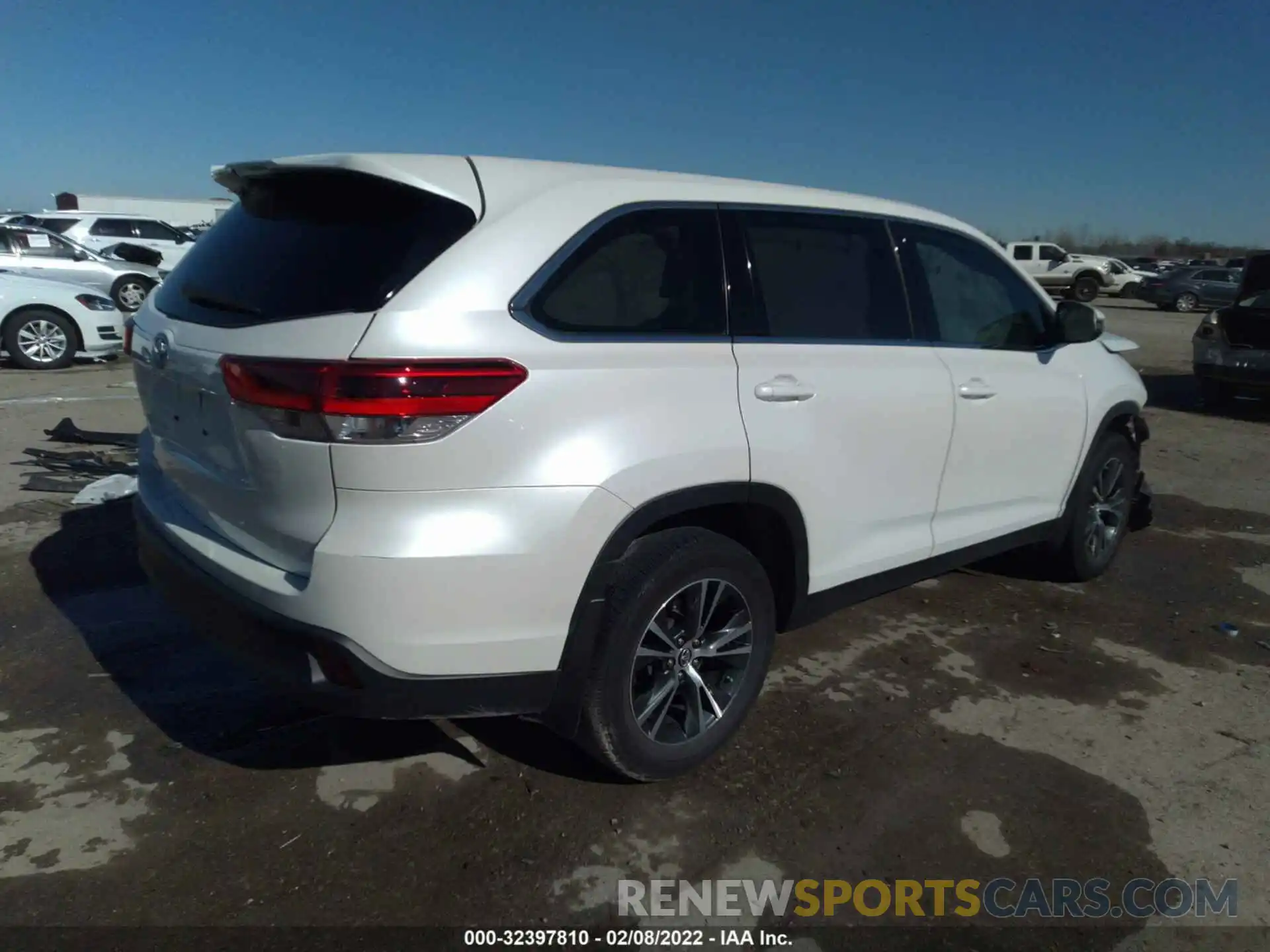 4 Photograph of a damaged car 5TDZZRFHXKS329500 TOYOTA HIGHLANDER 2019