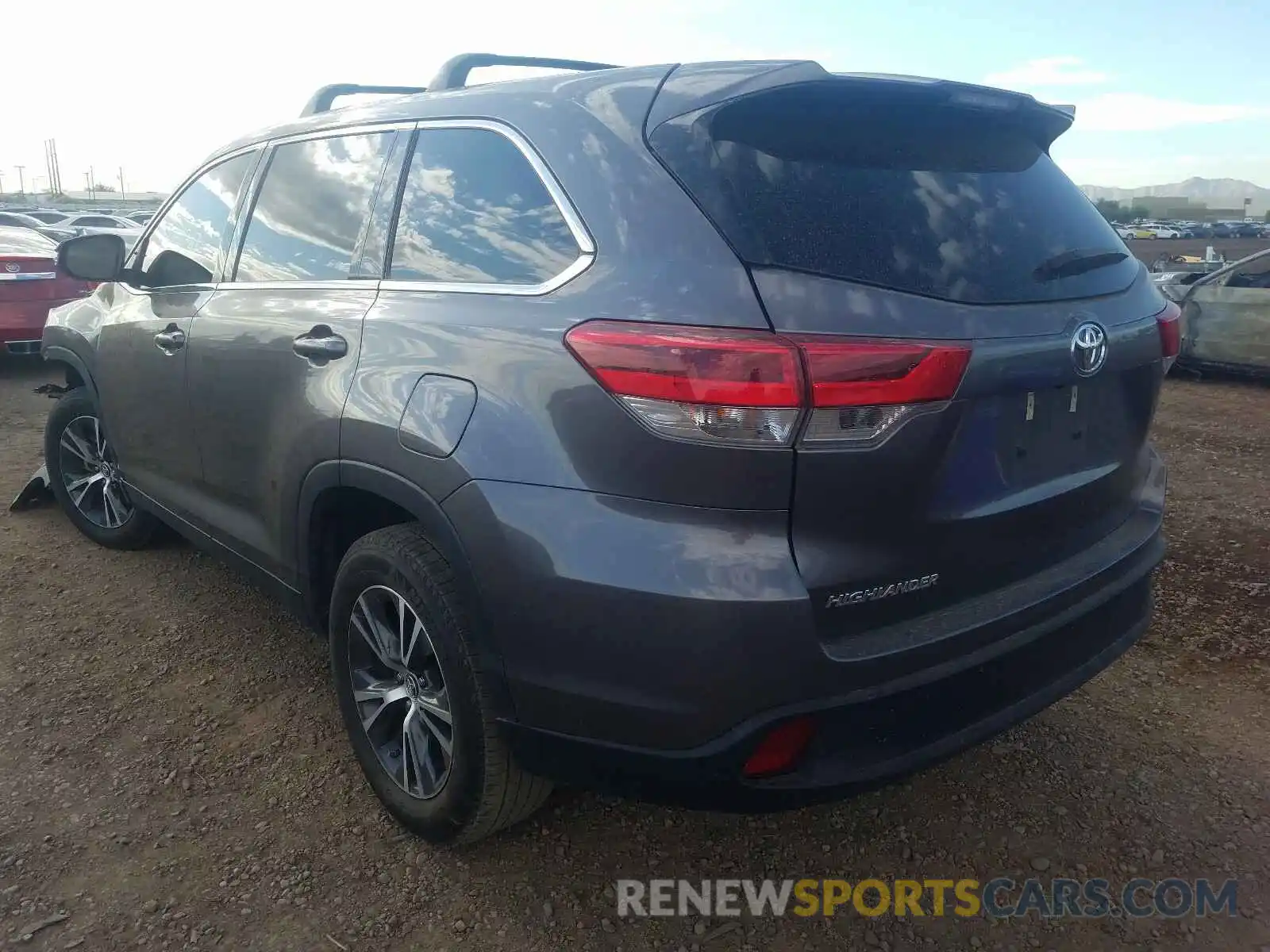 3 Photograph of a damaged car 5TDZZRFHXKS330212 TOYOTA HIGHLANDER 2019