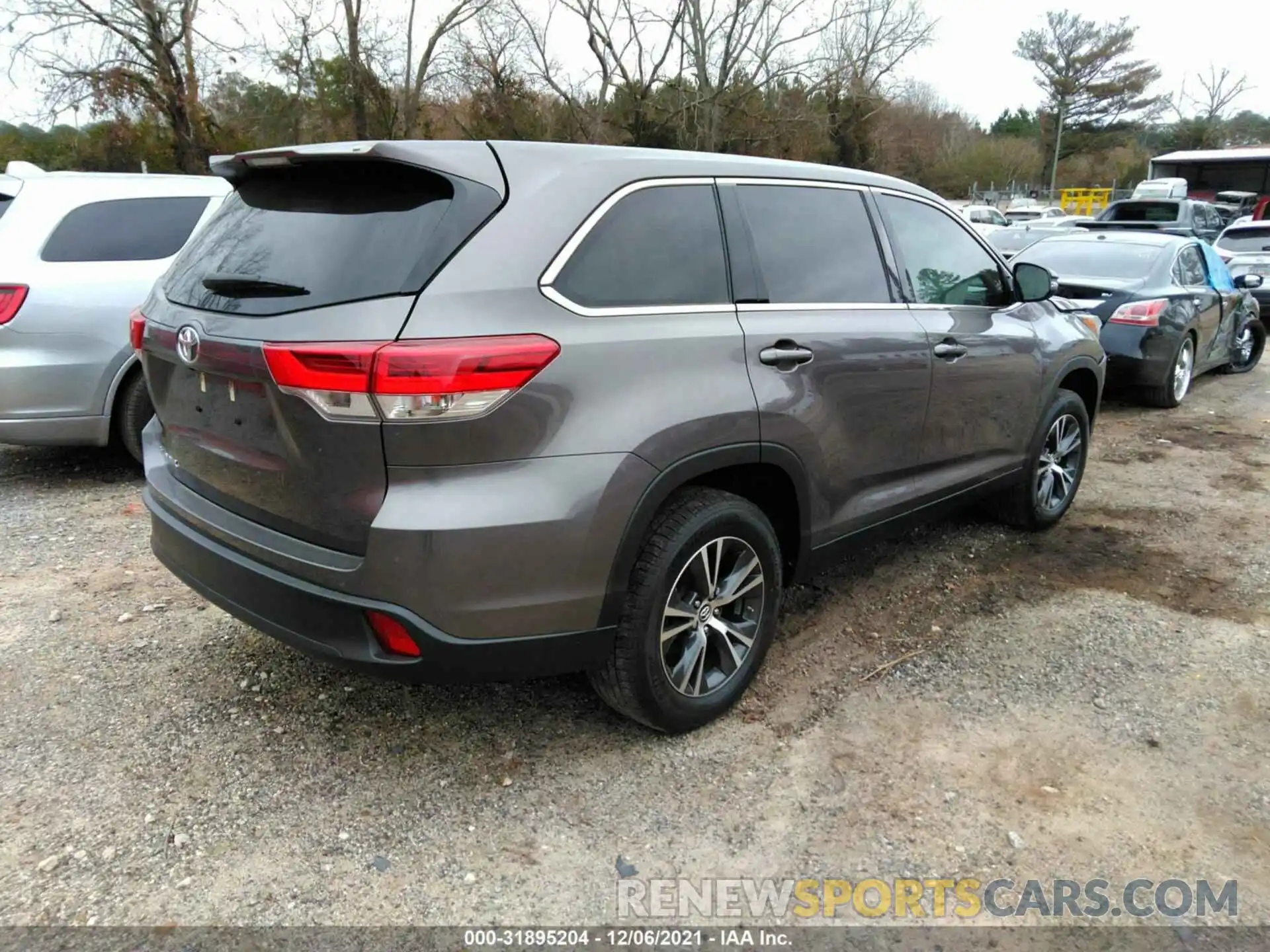 4 Photograph of a damaged car 5TDZZRFHXKS331554 TOYOTA HIGHLANDER 2019