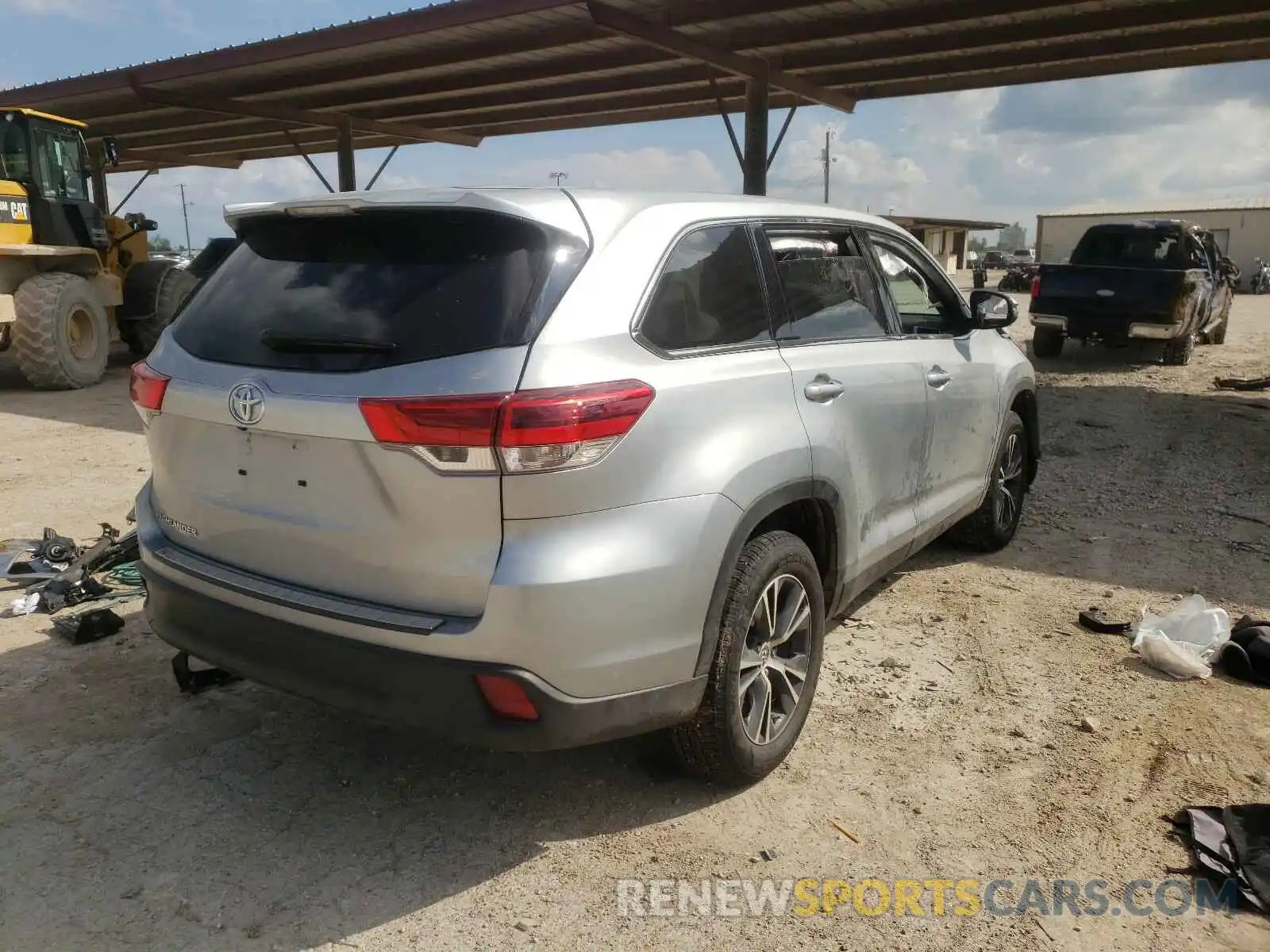 4 Photograph of a damaged car 5TDZZRFHXKS337080 TOYOTA HIGHLANDER 2019