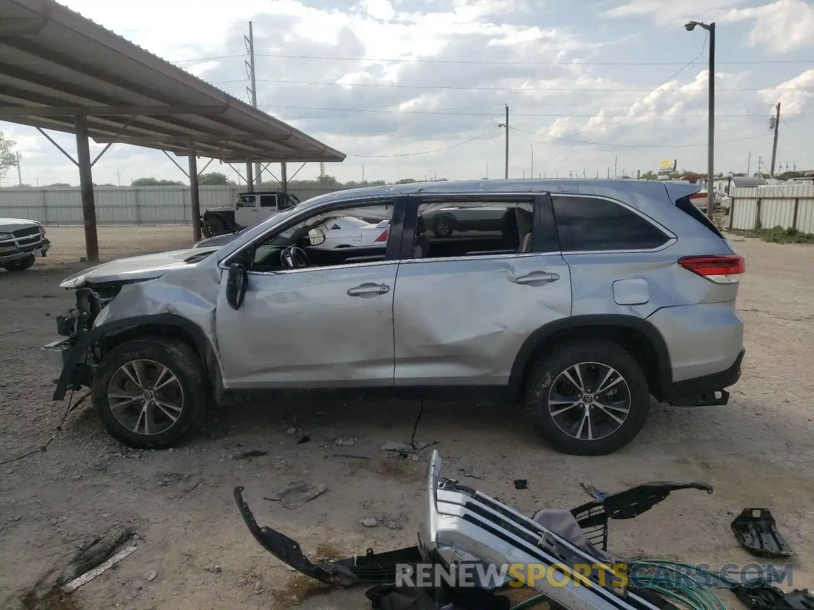 9 Photograph of a damaged car 5TDZZRFHXKS337080 TOYOTA HIGHLANDER 2019