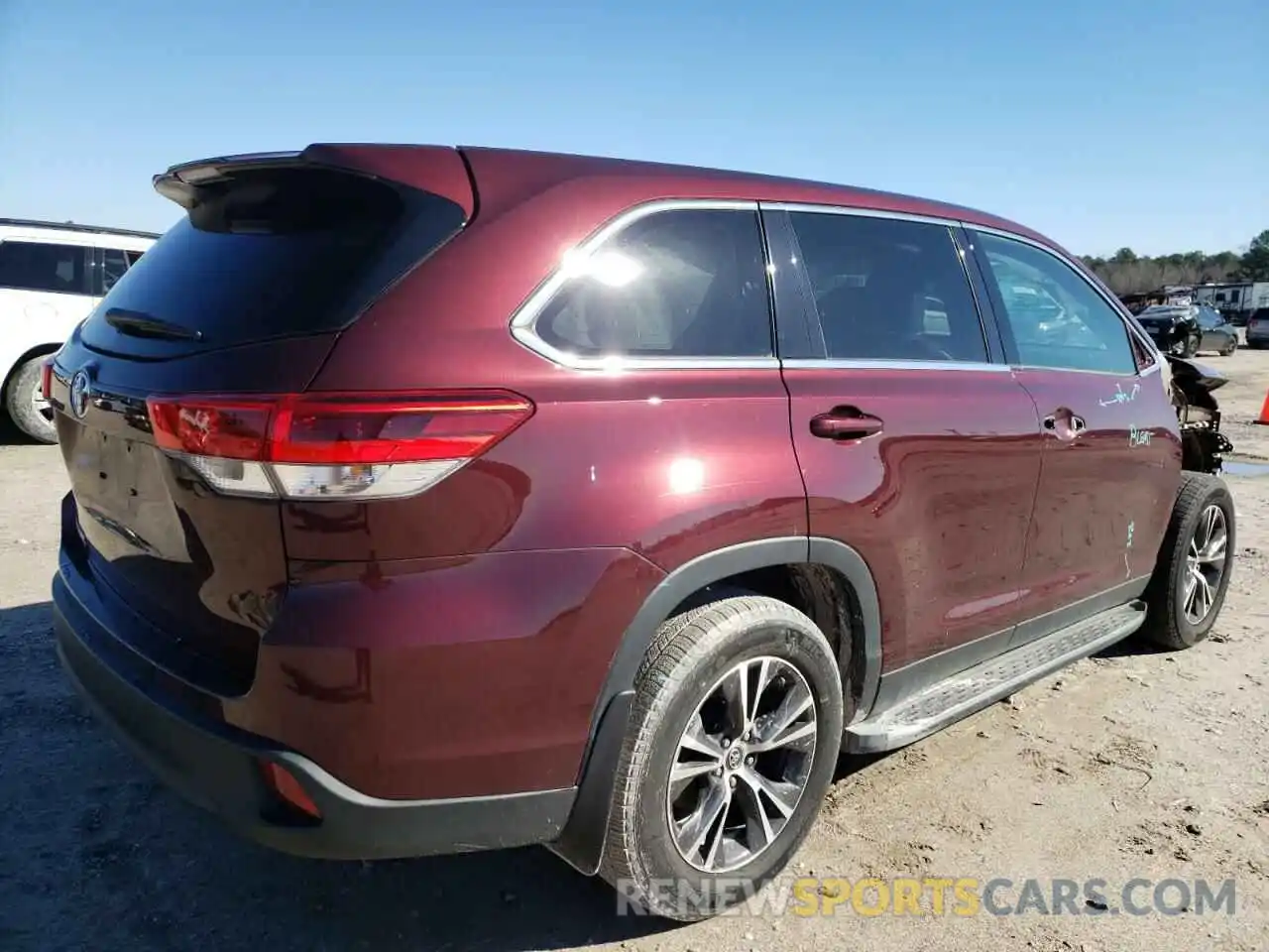 4 Photograph of a damaged car 5TDZZRFHXKS340447 TOYOTA HIGHLANDER 2019