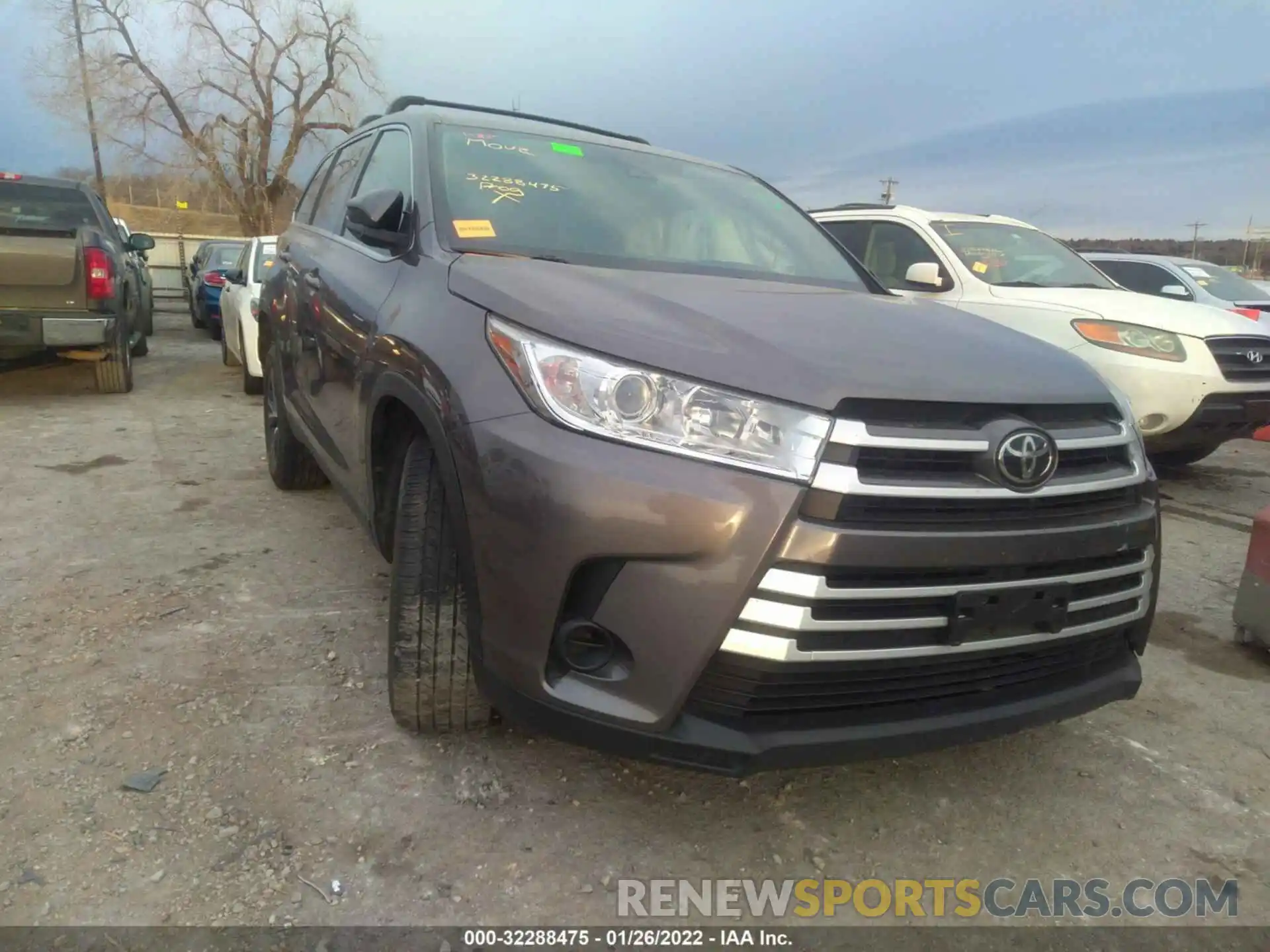 1 Photograph of a damaged car 5TDZZRFHXKS341694 TOYOTA HIGHLANDER 2019