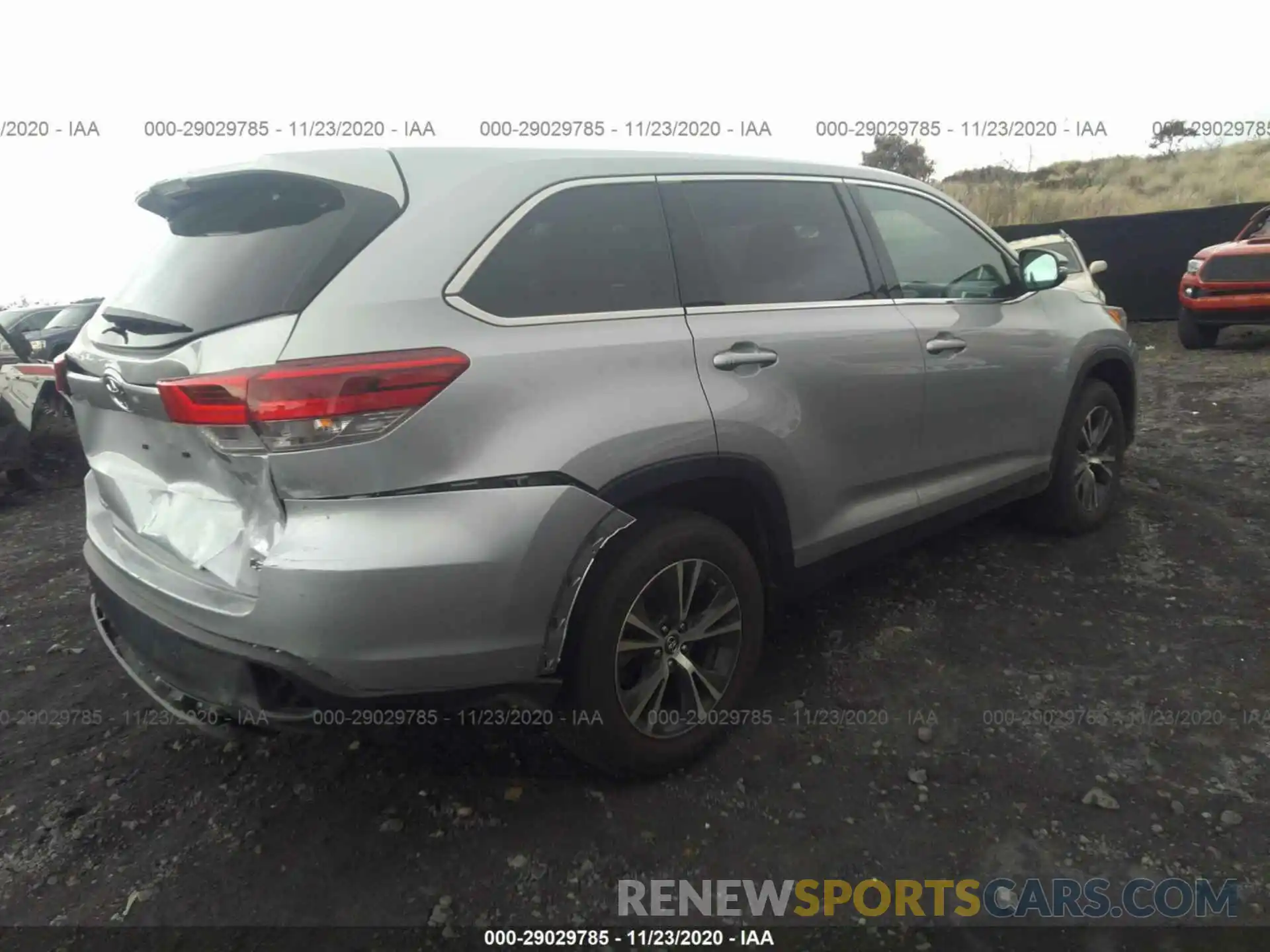 4 Photograph of a damaged car 5TDZZRFHXKS346314 TOYOTA HIGHLANDER 2019