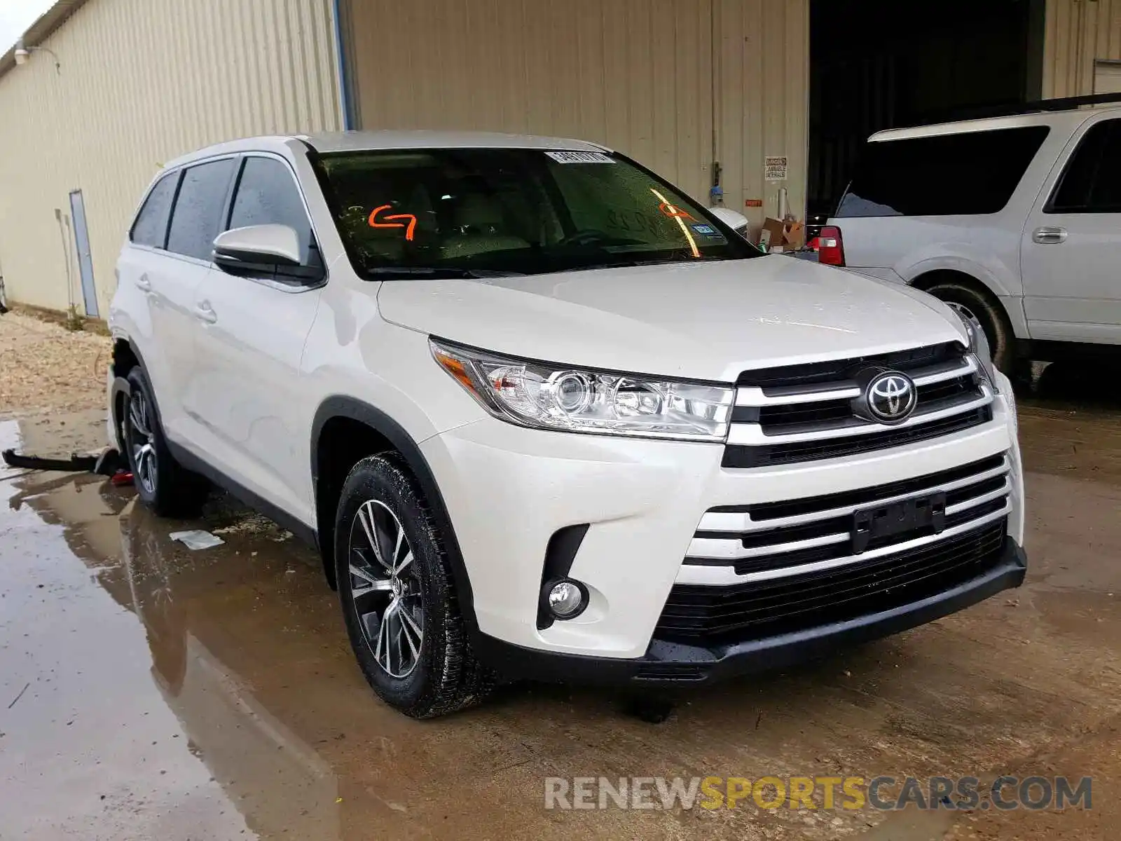 1 Photograph of a damaged car 5TDZZRFHXKS355286 TOYOTA HIGHLANDER 2019