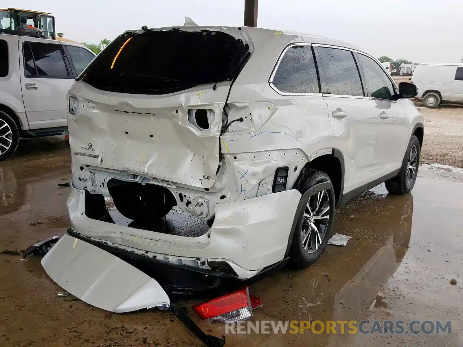 4 Photograph of a damaged car 5TDZZRFHXKS355286 TOYOTA HIGHLANDER 2019