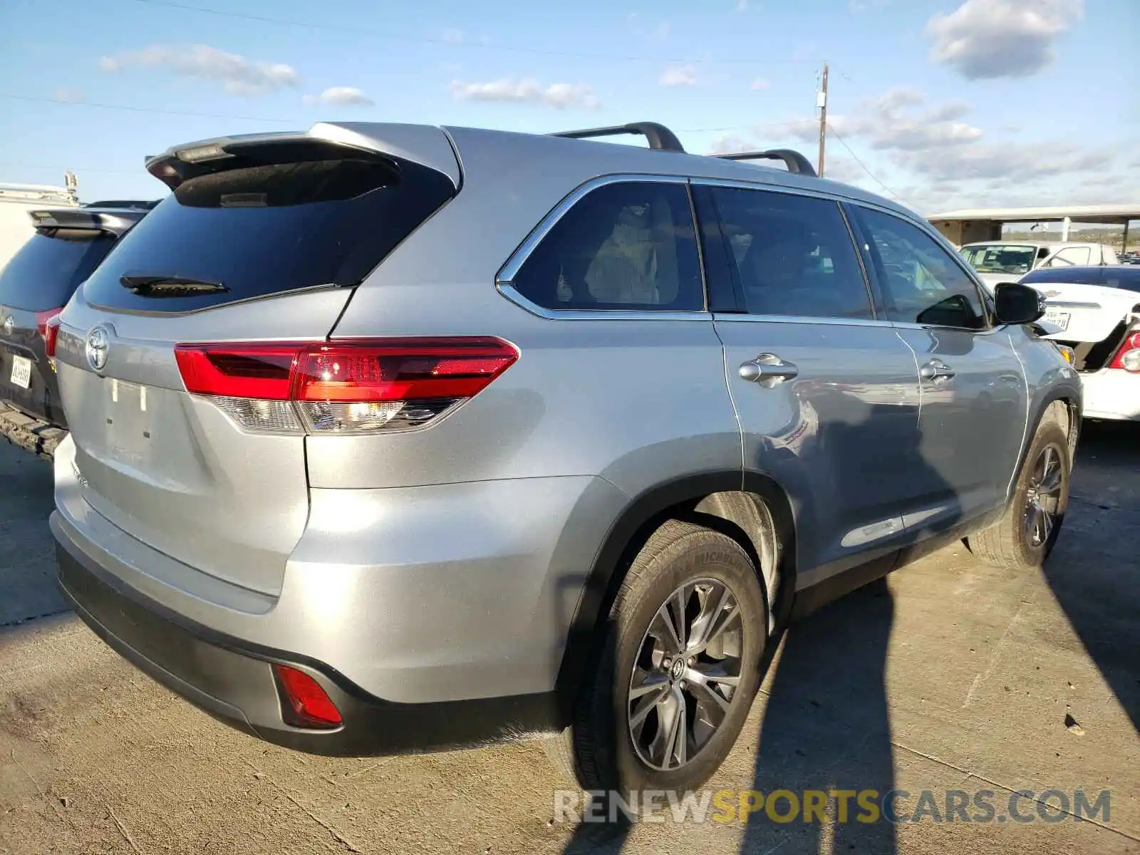 4 Photograph of a damaged car 5TDZZRFHXKS357216 TOYOTA HIGHLANDER 2019