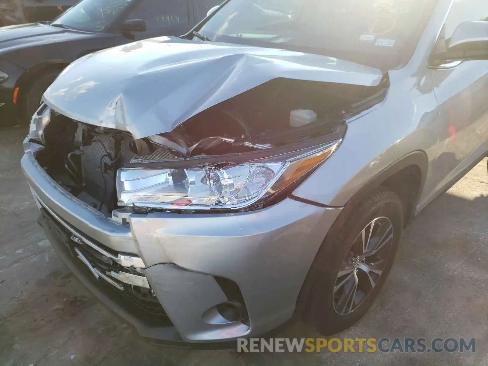 9 Photograph of a damaged car 5TDZZRFHXKS357216 TOYOTA HIGHLANDER 2019