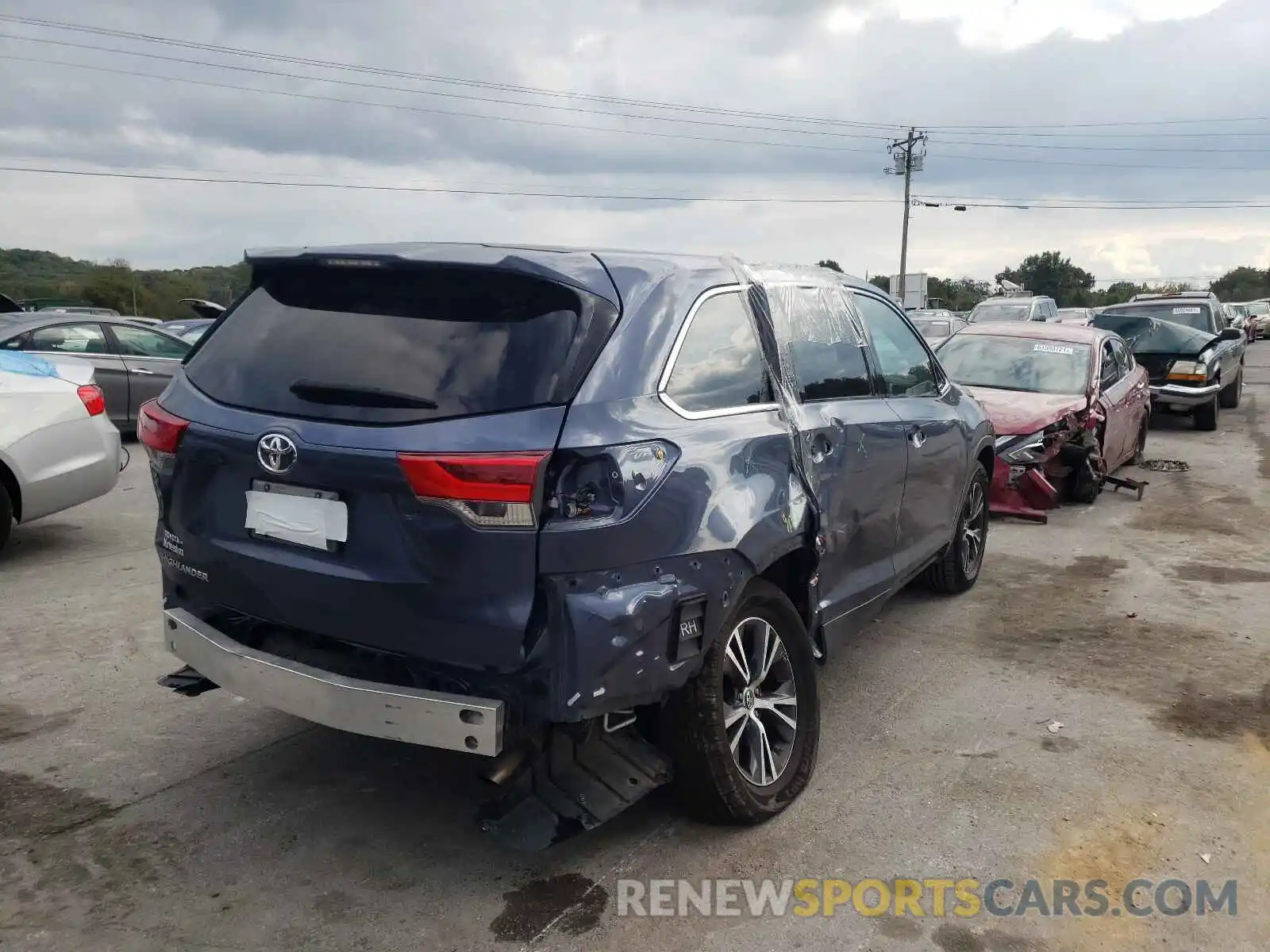 4 Photograph of a damaged car 5TDZZRFHXKS358883 TOYOTA HIGHLANDER 2019