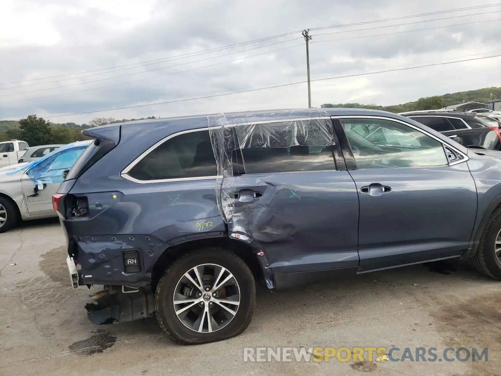 9 Photograph of a damaged car 5TDZZRFHXKS358883 TOYOTA HIGHLANDER 2019