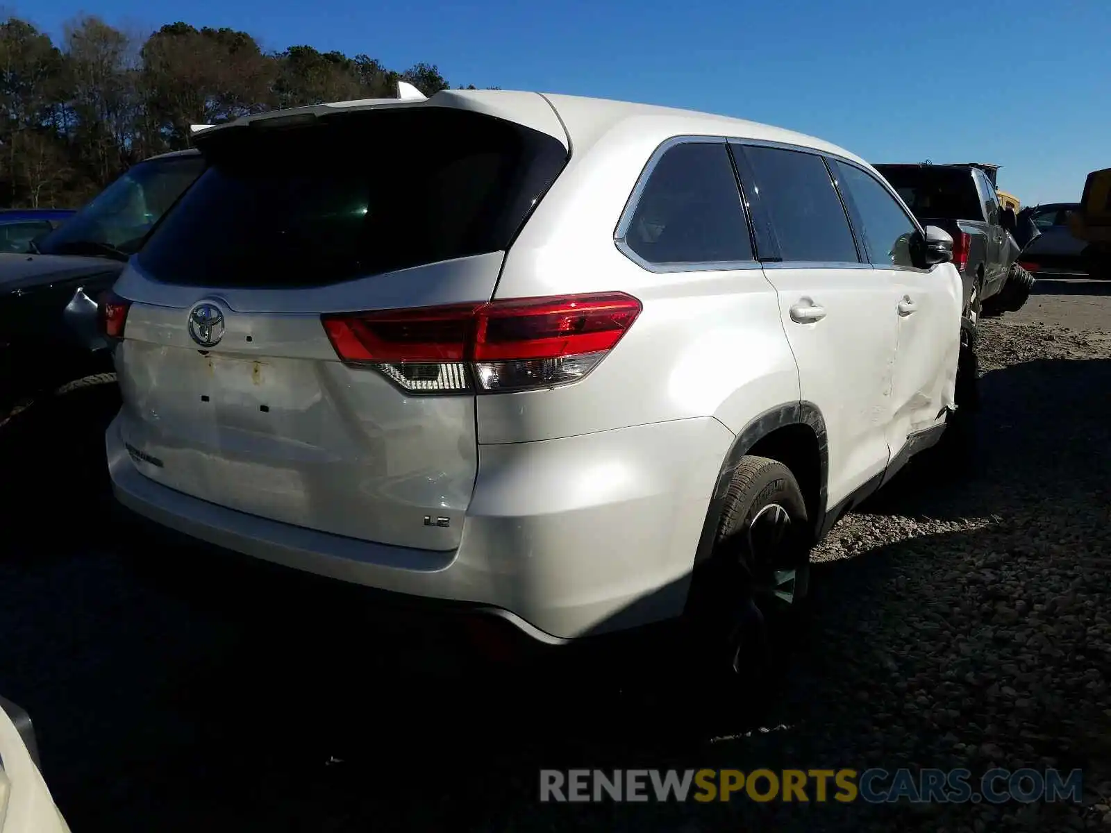 4 Photograph of a damaged car 5TDZZRFHXKS361329 TOYOTA HIGHLANDER 2019