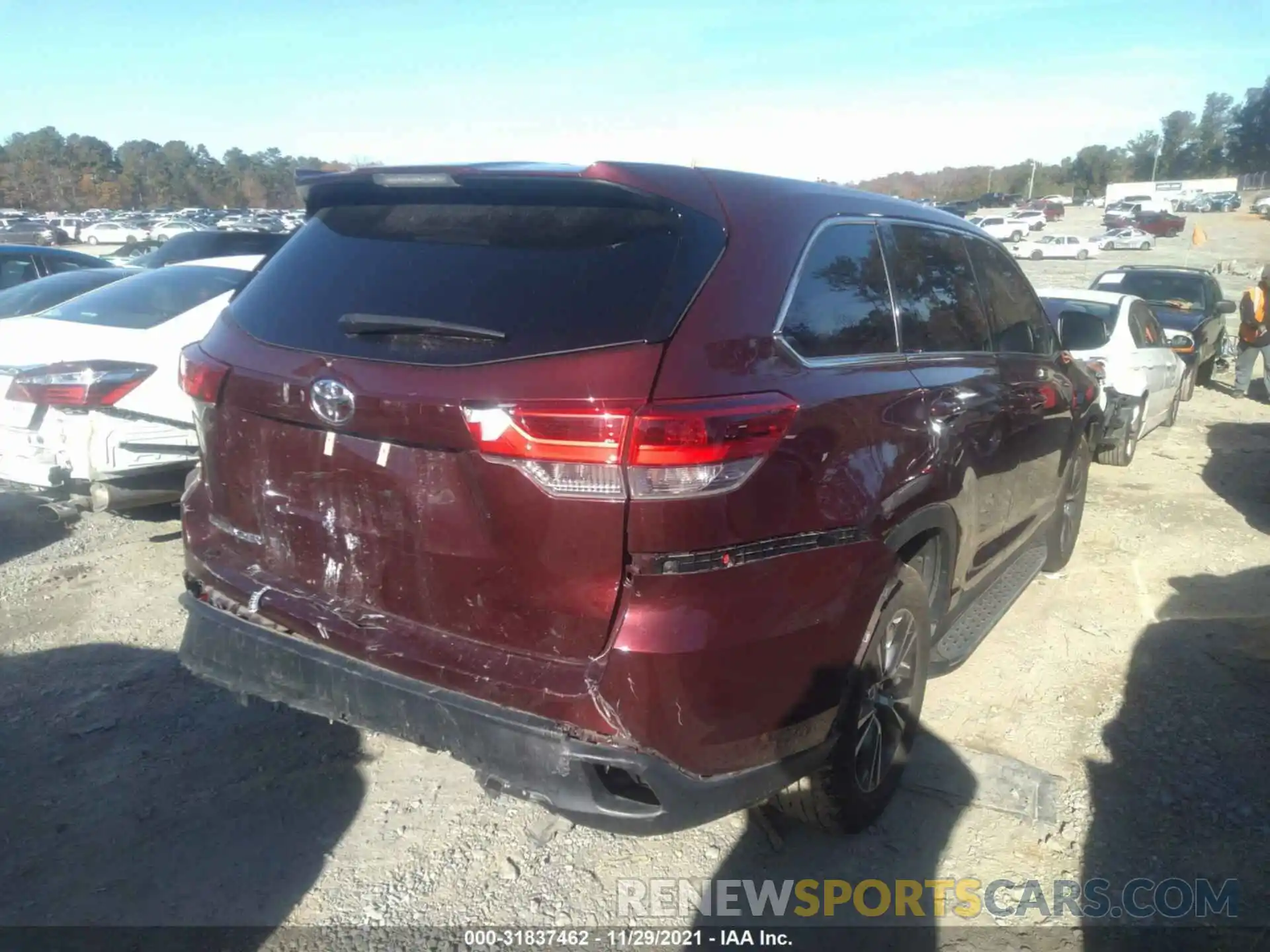 4 Photograph of a damaged car 5TDZZRFHXKS365557 TOYOTA HIGHLANDER 2019