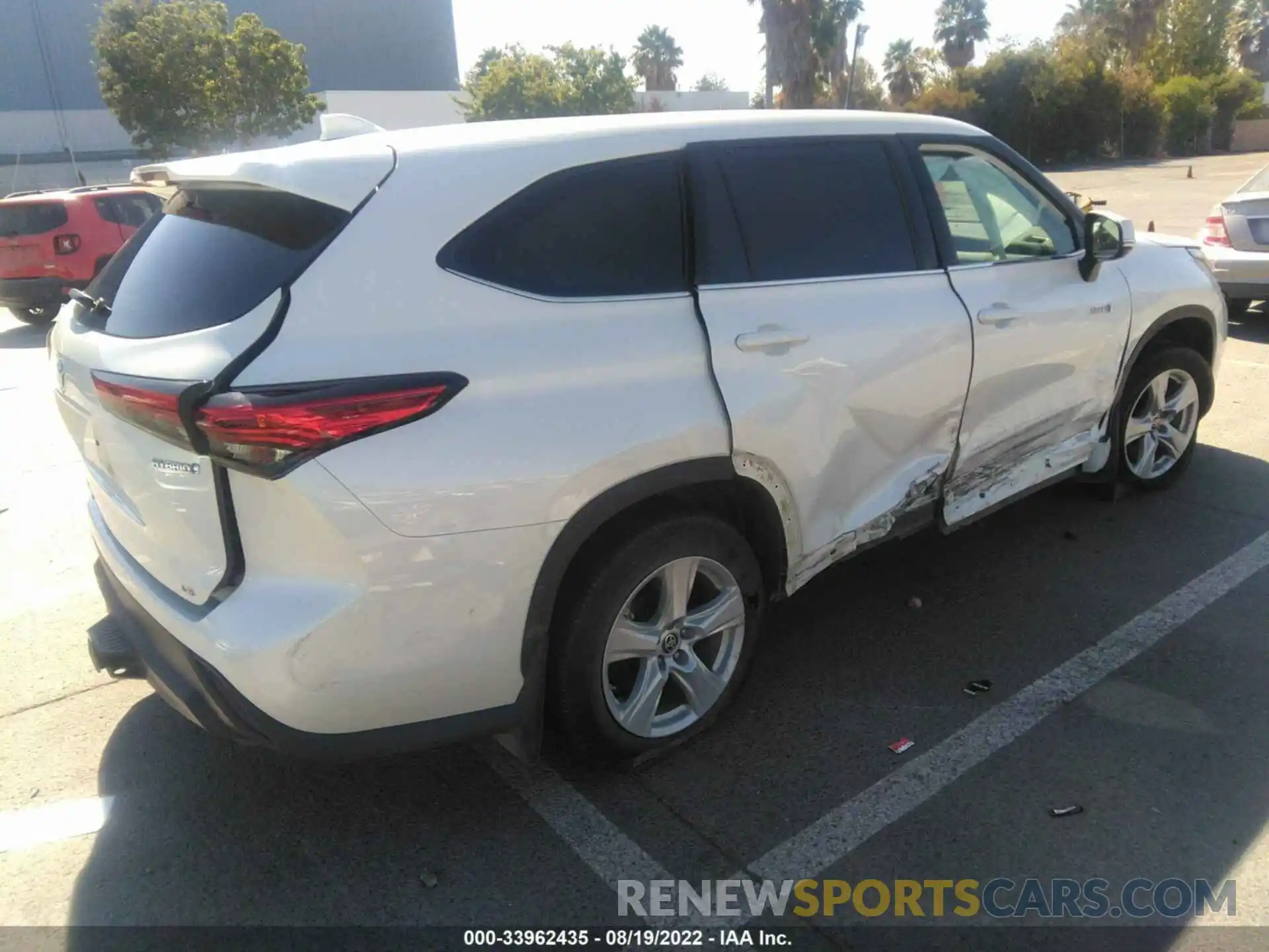 4 Photograph of a damaged car 5TDBBRCH4LS509423 TOYOTA HIGHLANDER 2020