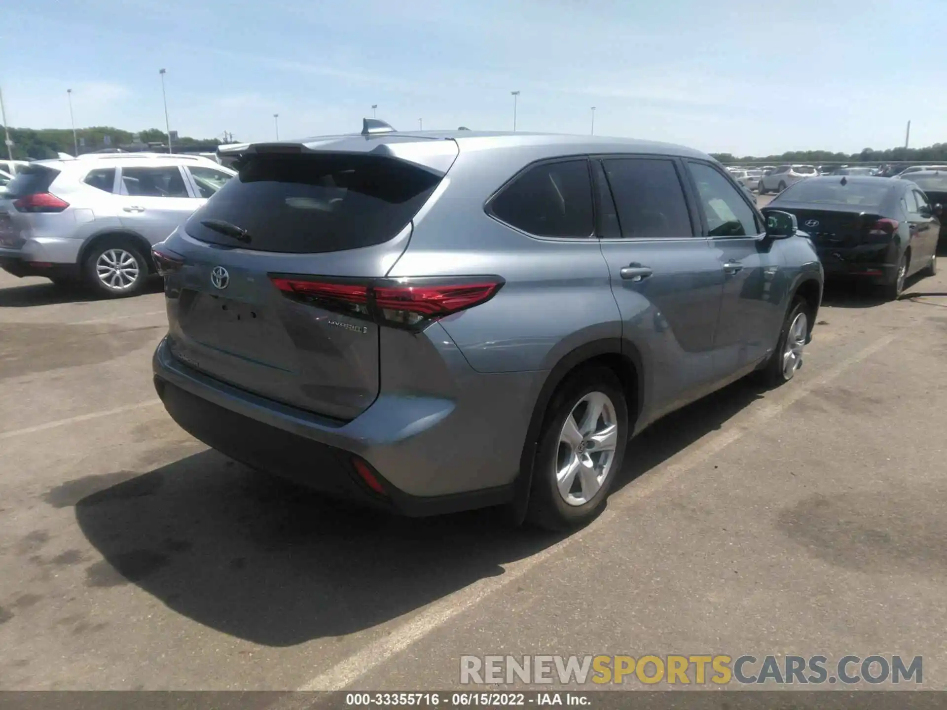 4 Photograph of a damaged car 5TDBBRCH5LS006077 TOYOTA HIGHLANDER 2020