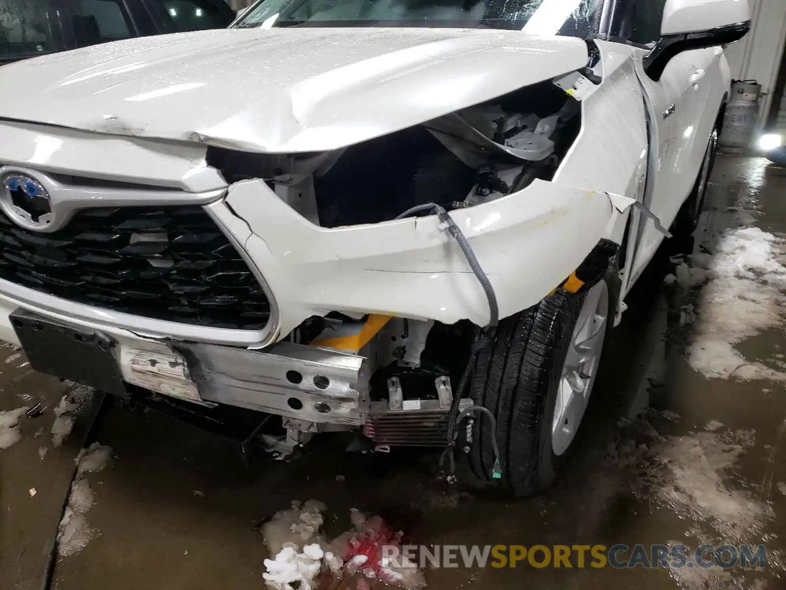 9 Photograph of a damaged car 5TDBBRCH6LS501453 TOYOTA HIGHLANDER 2020