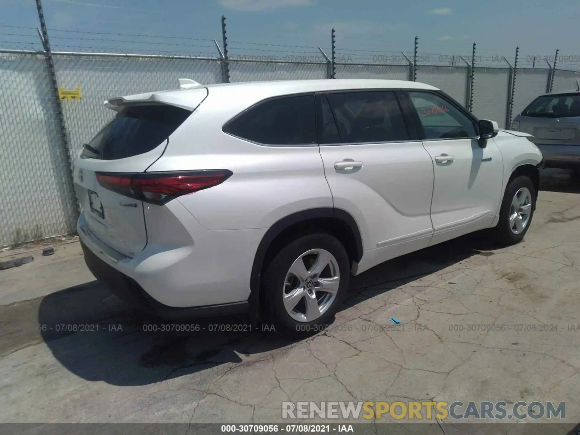 4 Photograph of a damaged car 5TDBBRCH6LS508421 TOYOTA HIGHLANDER 2020