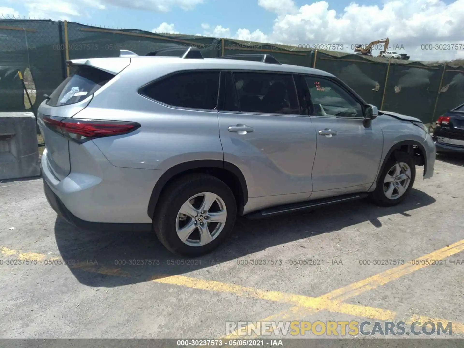 4 Photograph of a damaged car 5TDCZRAH3LS500876 TOYOTA HIGHLANDER 2020