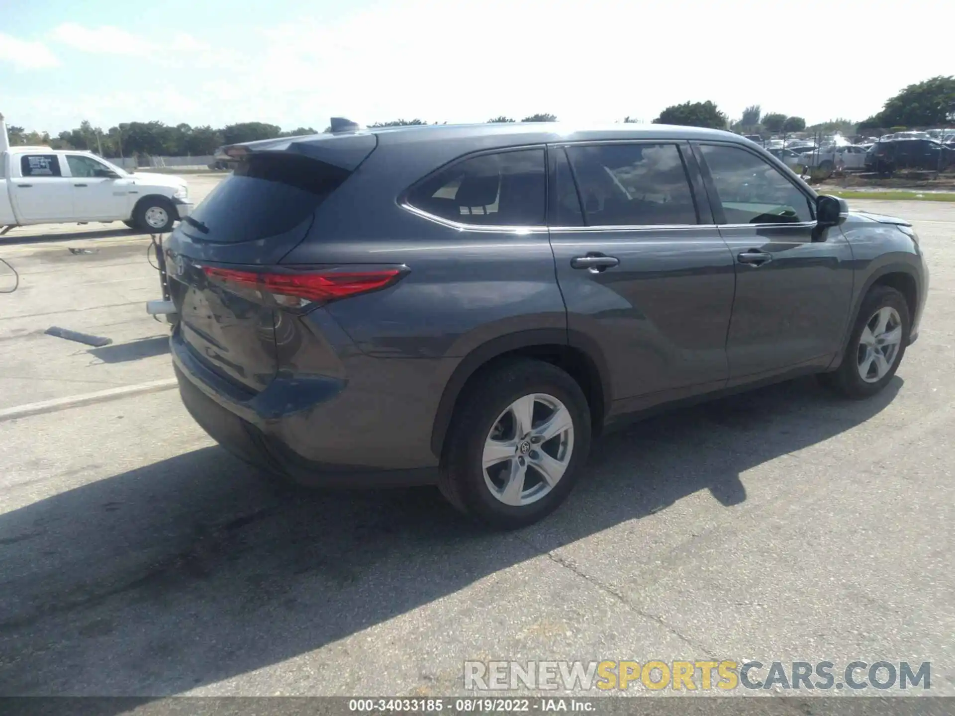 4 Photograph of a damaged car 5TDCZRAH5LS505397 TOYOTA HIGHLANDER 2020