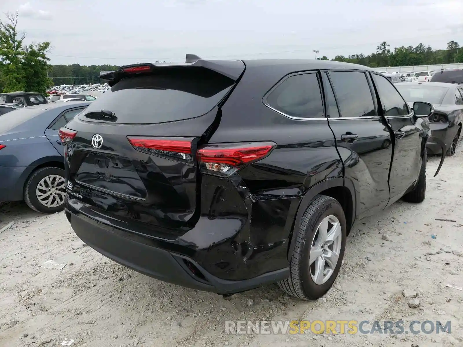 4 Photograph of a damaged car 5TDCZRAH6LS005121 TOYOTA HIGHLANDER 2020