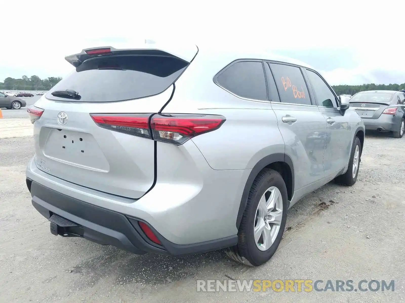 4 Photograph of a damaged car 5TDCZRAH6LS012957 TOYOTA HIGHLANDER 2020