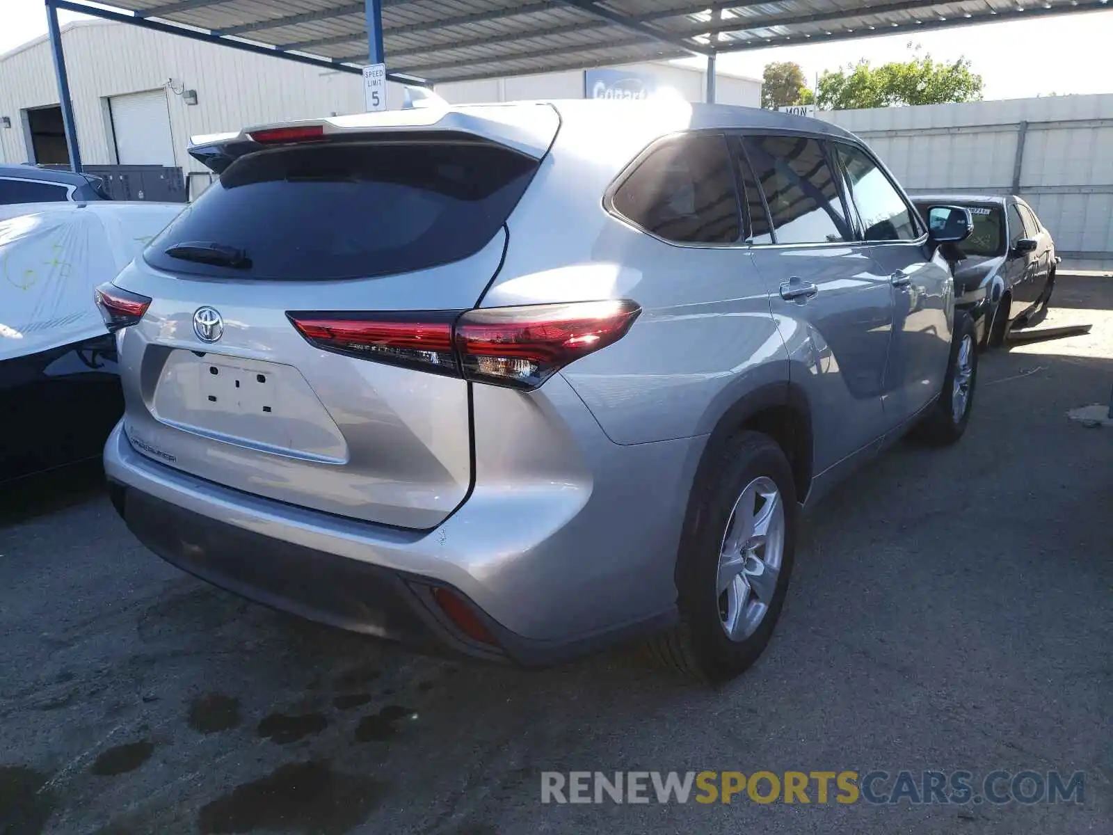 4 Photograph of a damaged car 5TDCZRAH7LS502971 TOYOTA HIGHLANDER 2020