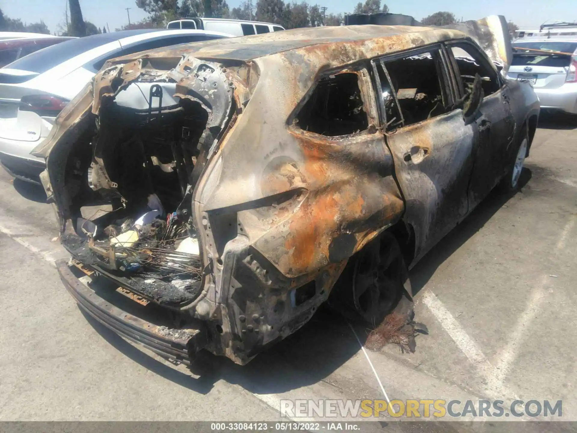 4 Photograph of a damaged car 5TDCZRAH8LS019229 TOYOTA HIGHLANDER 2020