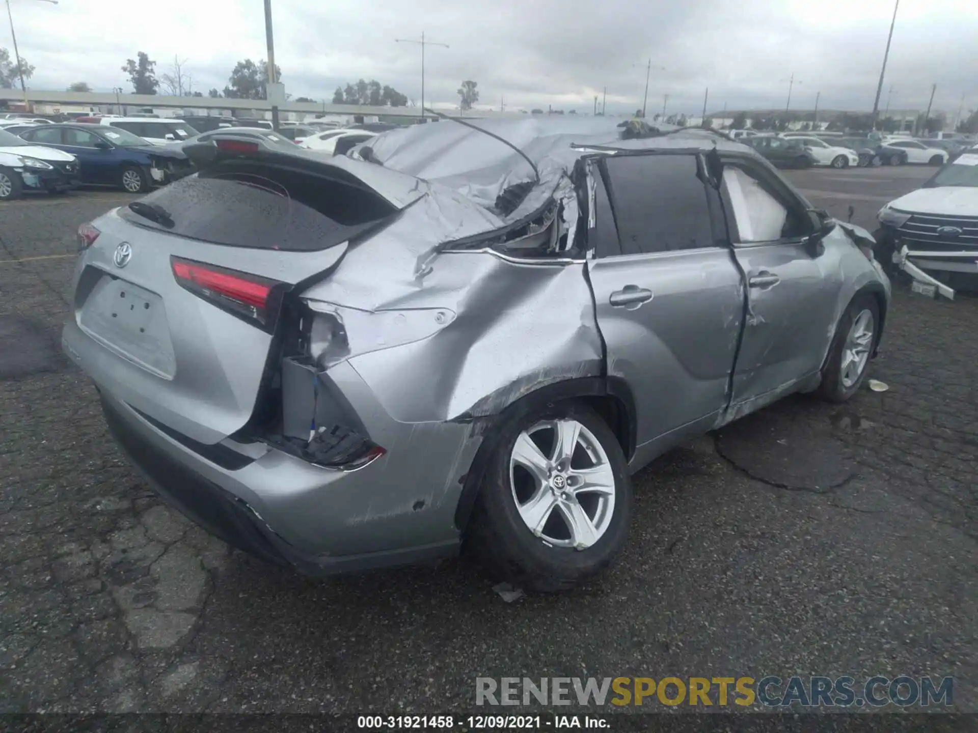 4 Photograph of a damaged car 5TDCZRAH9LS016694 TOYOTA HIGHLANDER 2020