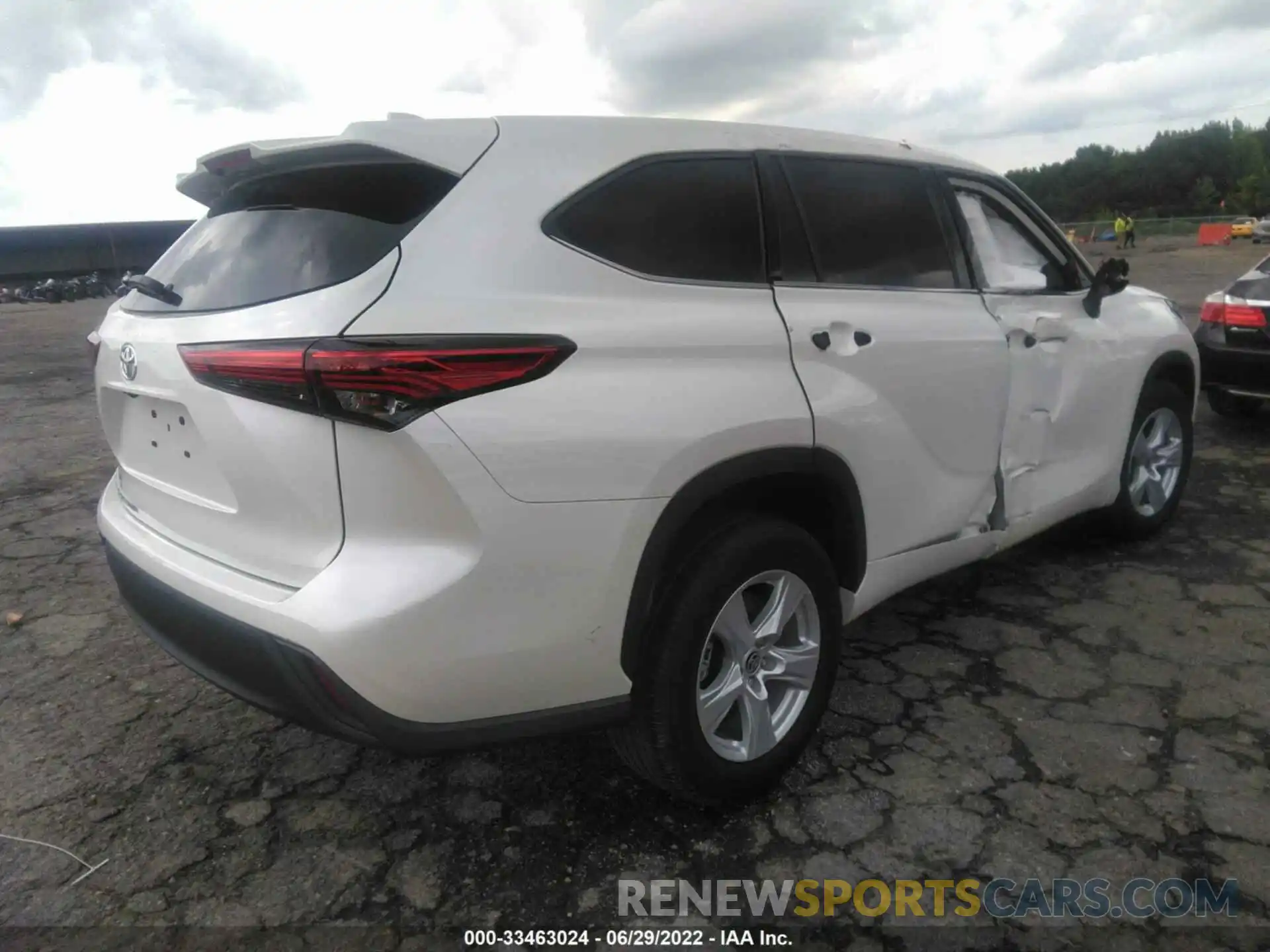 4 Photograph of a damaged car 5TDCZRAH9LS507945 TOYOTA HIGHLANDER 2020