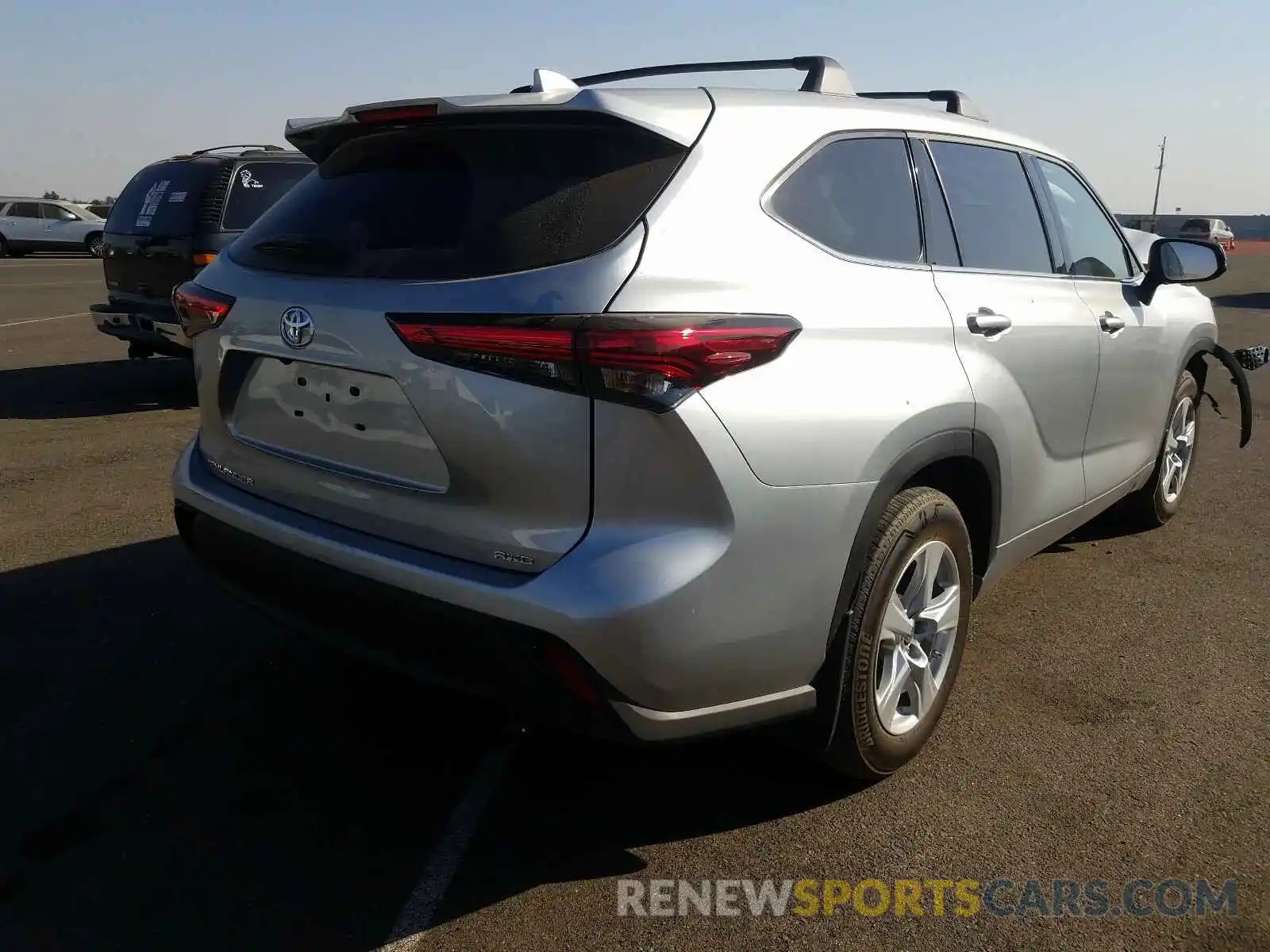 4 Photograph of a damaged car 5TDCZRBH2LS054122 TOYOTA HIGHLANDER 2020